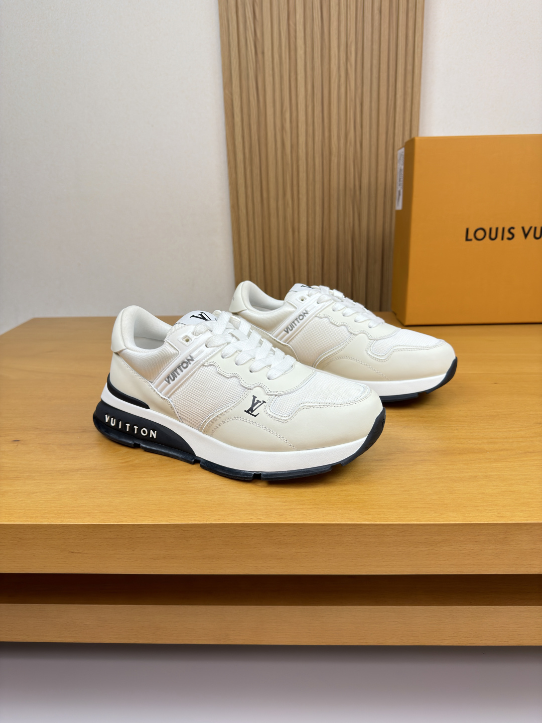 NO:704610,[Louis Vuitton] Louis Vuitton - high-end quality original casual sports shoes - upper Nappa calfskin, brand high mercerized canvas, shoe body sewing brand totem plastic module, tongue, cloth label, heel. silk screen brand logo - lining brand canvas - outsole ultra-light TPU foam rubber; two-color molded outsole - ultra-high quality control, fine workmanship highlighted (high-end, luxury, grade) -Size  39-44 (38, 45, 46, can be customized)·L0126,,louis vuitton,louis vuitton,sneakers,cowhide19860909【Louis Vuitton】路易威登 -高端品质 原单·休闲运动鞋 -鞋面纳帕小牛皮、品牌高丝光帆布、鞋身车缝品牌图腾塑胶模块、鞋舌.布标、后跟.丝印品牌Logo -内里品牌帆布 -大底超轻TPU发泡·橡胶; 双色成型大底 -超高品控·做工精细凸显(高端·贵气·档次) -Size 39-44（38,45,46,可订做)·L0126,,louis vuitton,louis vuitton,sneakers,cowhide,Men's shoes