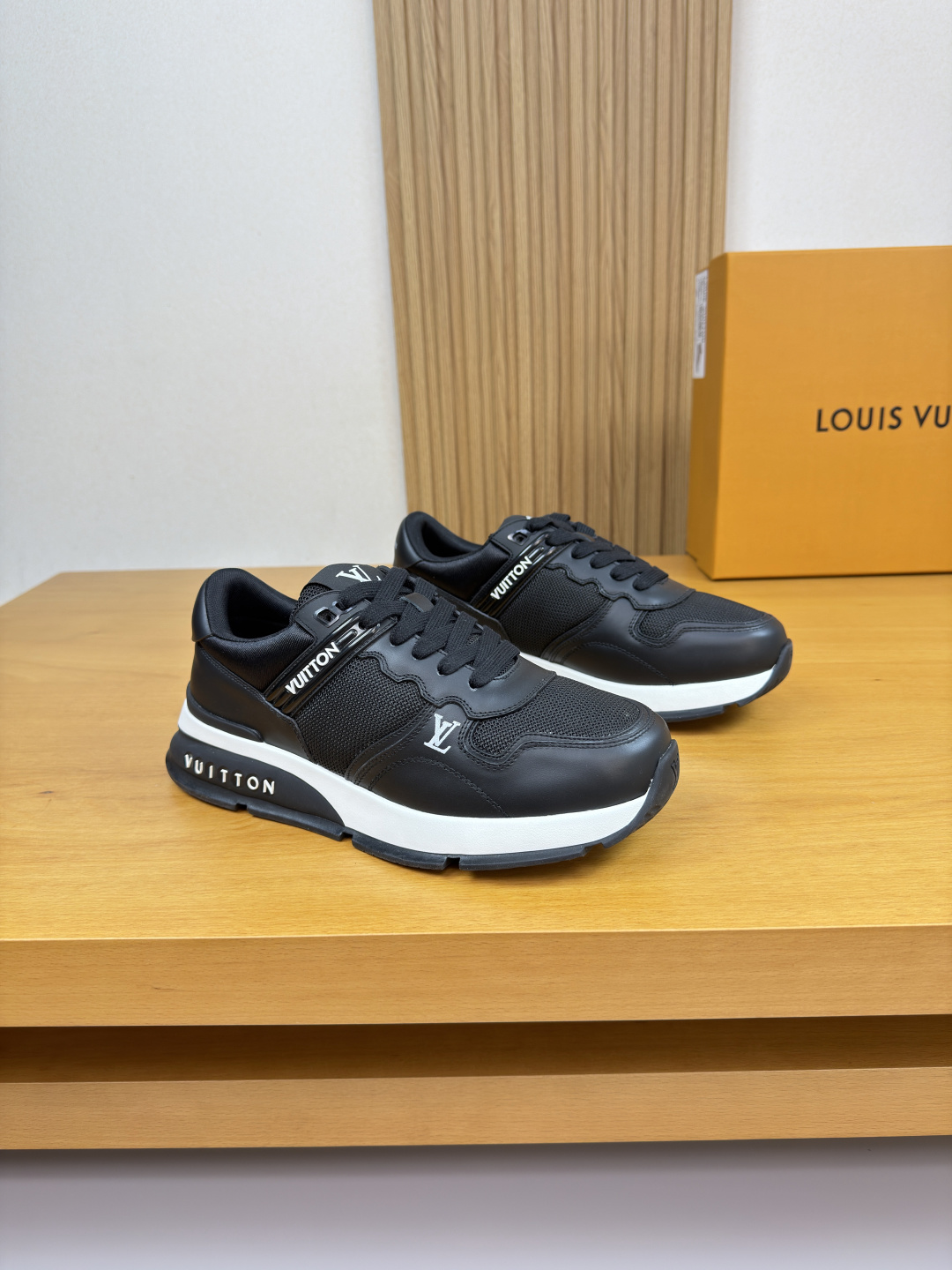 NO:558233,[Louis Vuitton] Louis Vuitton - high-end quality original casual sports shoes - upper Nappa calfskin, brand high mercerized canvas, shoe body sewing brand totem plastic module, tongue, cloth label, heel. silk screen brand logo - lining brand canvas - outsole ultra-light TPU foam rubber; two-color molded outsole - ultra-high quality control, fine workmanship highlighted (high-end, luxury, grade) -Size  39-44 (38, 45, 46, can be customized)·L0126,,louis vuitton,louis vuitton,sneakers,cowhide19860909【Louis Vuitton】路易威登 -高端品质 原单·休闲运动鞋 -鞋面纳帕小牛皮、品牌高丝光帆布、鞋身车缝品牌图腾塑胶模块、鞋舌.布标、后跟.丝印品牌Logo -内里品牌帆布 -大底超轻TPU发泡·橡胶; 双色成型大底 -超高品控·做工精细凸显(高端·贵气·档次) -Size 39-44（38,45,46,可订做)·L0126,,louis vuitton,louis vuitton,sneakers,cowhide,Men's shoes