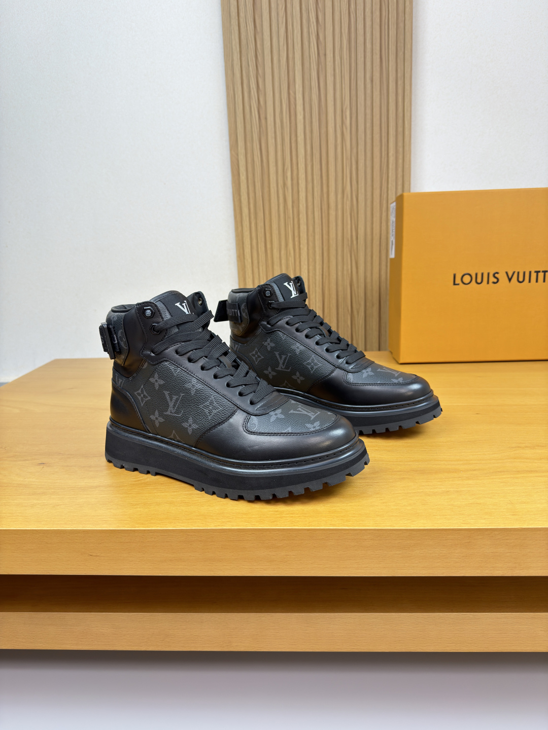 NO:558242,[Louis Vuitton] Louis Vuitton - high-end quality original order casual sports high-top shoes - upper Nappa calfskin, brand totem PVC leather, shoe brand logo webbing. Velcro technology, tongue brand cloth label - lining water-dyed cowhide - outsole ultra-light wear-resistant velvet rubber; two-color molded outsole - ultra-high quality control and fine workmanship (high-end, luxury, grade) -Size  38-44 (45. Can be customized)·61850,,louis vuitton,louis vuitton,cowhide19860909【Louis Vuitton】路易威登 -高端品质 原单·休闲运动高帮鞋 -鞋面纳帕小牛皮、品牌图腾PVC皮料、鞋口品牌logo织带.魔术贴工艺、鞋舌品牌布标 -内里水染牛皮 -大底超轻耐磨绒·橡胶；双色成型大底 -超高品控·做工精细凸显(高端·贵气·档次) -Size 38-44（45.可订做)·61850,,louis vuitton,louis vuitton,cowhide,Men's shoes