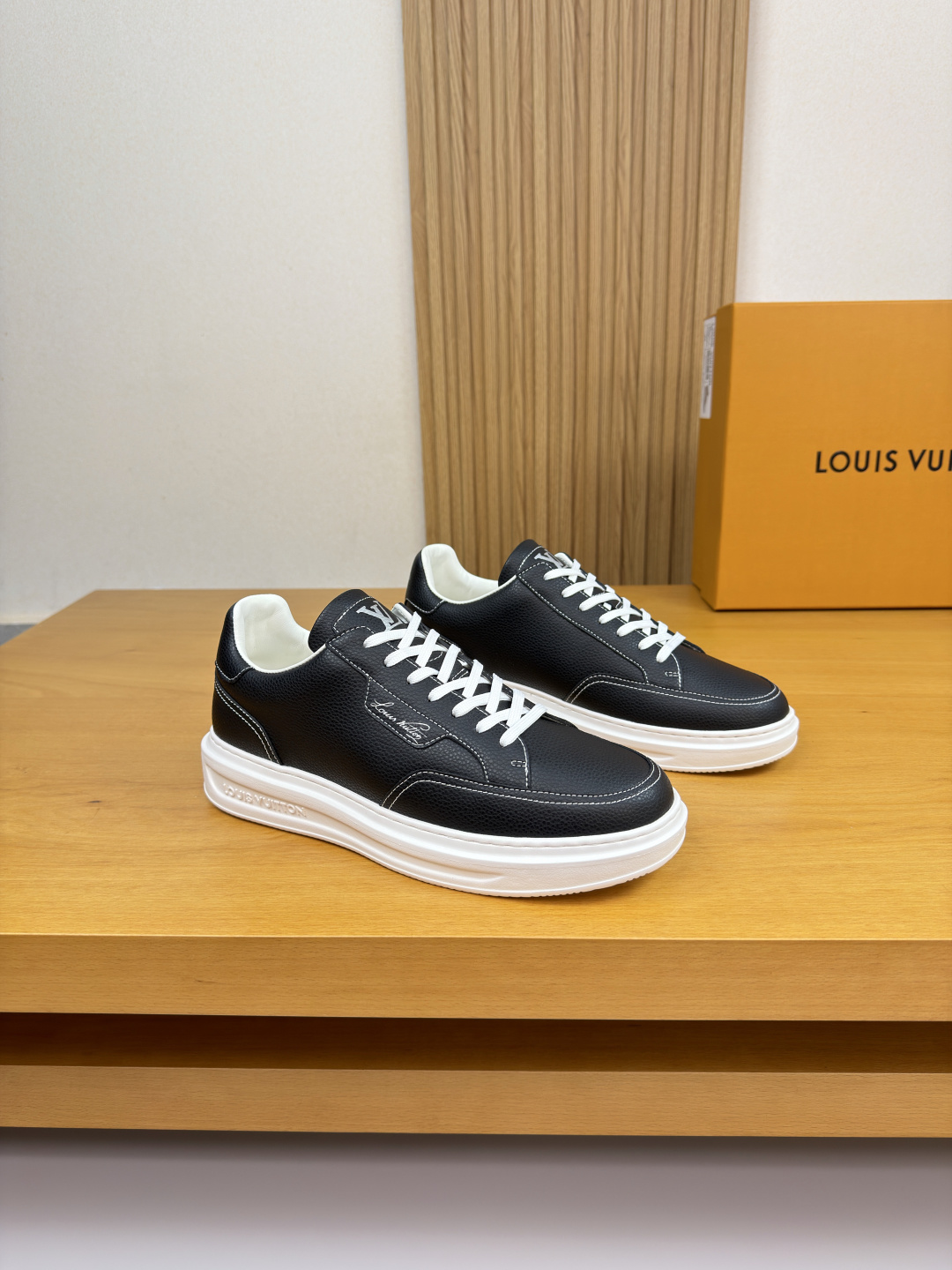 NO:558249,[Louis Vuitton] Louis Vuitton - high-end quality original order casual sports shoes - upper pebbled calfskin, color-hopping stitching technology, shoe body, tongue, heel. silk screen high frequency brand LOGO - water-dyed cowhide lining - ultra-light TPU foam outsole; molded outsole - ultra-high quality control, fine workmanship (high-end, luxury, grade) -Size  38-44 (45, can be customized)·L0117,,louis vuitton,louis vuitton,sneakers,cowhide19860909【Louis Vuitton】路易威登 -高端品质 原单·休闲运动鞋 -鞋面荔纹小牛皮、跳色车缝线工艺、鞋身.鞋舌.后跟.丝印高周波品牌LOGO -内里水染牛皮 -大底超轻TPU发泡; 成型大底 -超高品控·做工精细凸显(高端·贵气·档次) -Size 38-44（45,可订做)·L0117,,louis vuitton,louis vuitton,sneakers,cowhide,Men's shoes