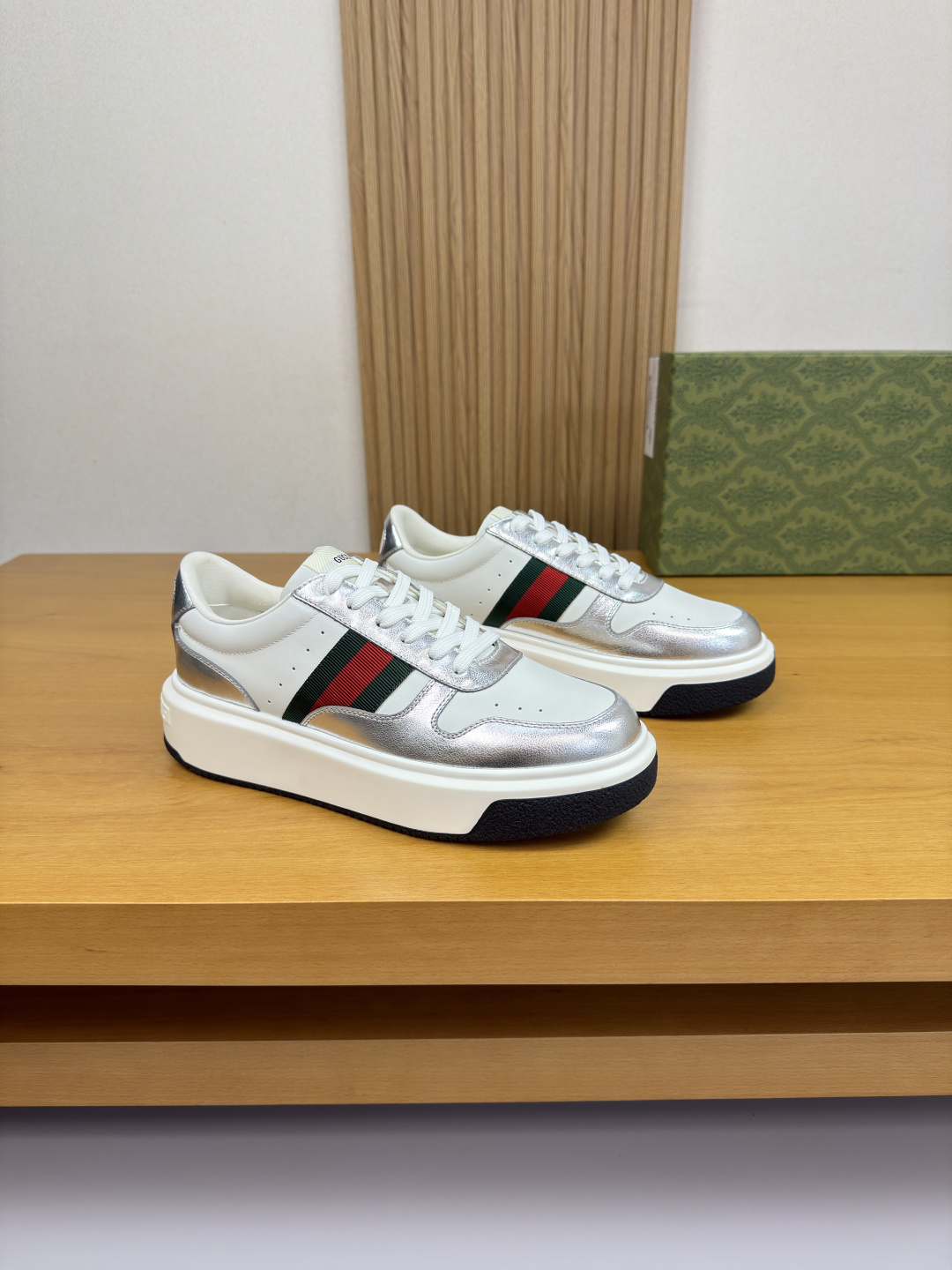NO:574477,[Gucci] Gucci - high-end quality original single casual sports shoes - upper Nappa calfskin, silver calfskin, shoe body sewn brand webbing, tongue cloth label, heel silk screen LOGO totem - lining water-dyed cowhide - outsole ultra-light TPU foam rubber; two-color molded outsole - ultra-high quality control, fine workmanship highlighted (high-end, luxury, grade) -Size  38-44 (45, can be customized)·GC0157,,gucci,gucci,sneakers,cowhide19860909【Gucci】古驰 -高端品质 原单·休闲运动鞋 -鞋面纳帕小牛皮、银色小牛皮、鞋身车缝品牌织带、鞋舌布标、后跟丝印LOGO图腾 -内里水染牛皮 -大底超轻TPU发泡·橡胶；双色成型大底 -超高品控·做工精细凸显(高端·贵气·档次) -Size 38-44（45,可订做)·GC0157,,gucci,gucci,sneakers,cowhide,Men's shoes
