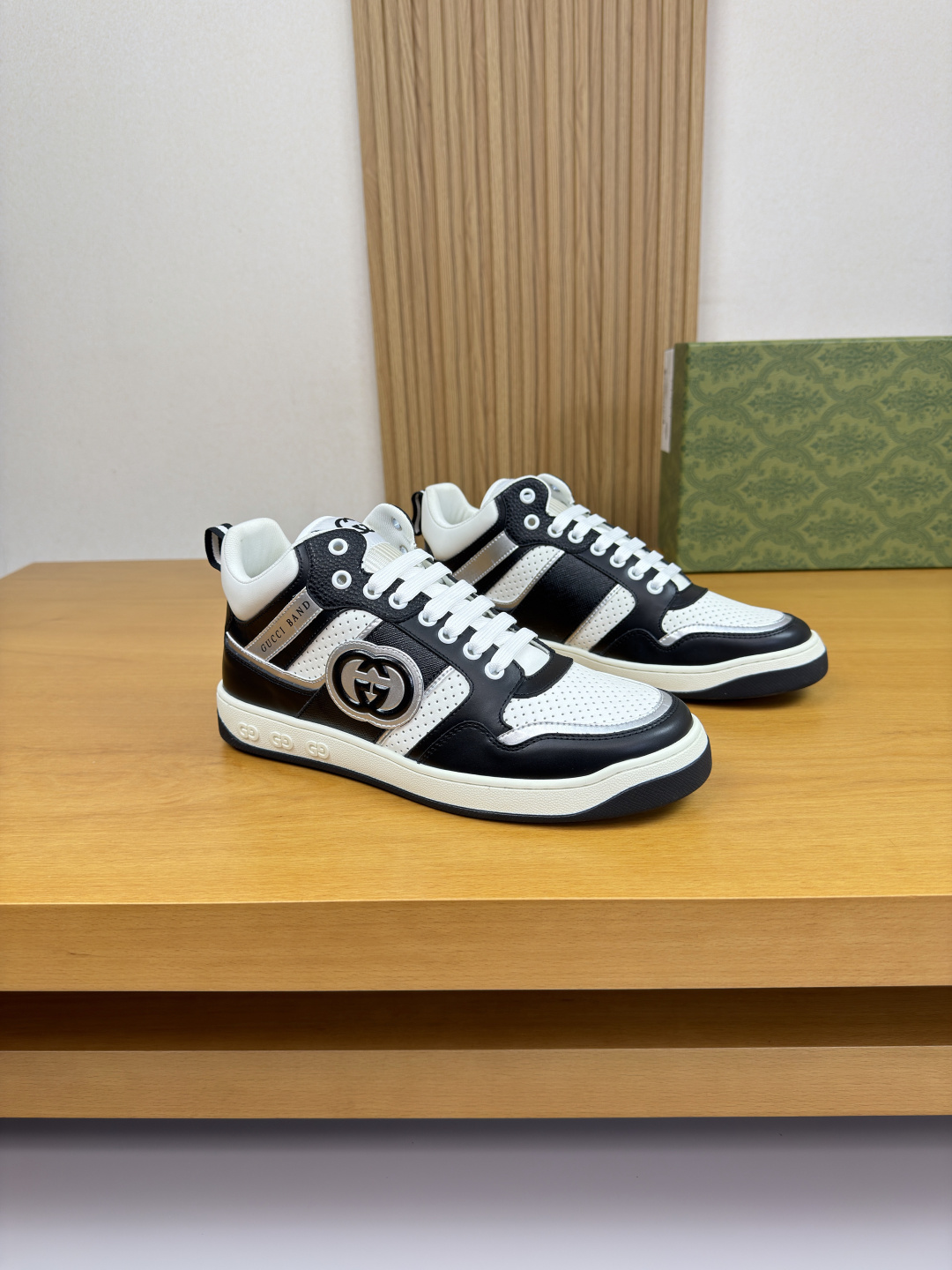 NO:574432,[Gucci] Gucci - High-end quality original high-top casual sports sneakers - Upper Nappa calfskin, pebbled calfskin, perforated calfskin, shoe body sewn with brand totem module, tongue. Brand cloth label - Lining water-dyed cowhide - Outsole ultra-light TPR rubber; molded outsole - Ultra-high quality control, fine workmanship highlighted (high-end, luxury, grade) -Size  39-44 (38.45. Can be customized)·G0181,,gucci,gucci,cowhide19860909【Gucci】古驰 -高端品质 原单·高帮休闲运动板鞋 -鞋面纳帕小牛皮、荔纹小牛皮、打孔小牛皮、鞋身车缝品牌图腾模块、鞋舌.品牌布标 -内里水染牛皮 -大底超轻TPR·橡胶；成型大底 -超高品控·做工精细凸显(高端·贵气·档次) -Size 39-44（38.45.可订做)·G0181,,gucci,gucci,cowhide,Men's shoes