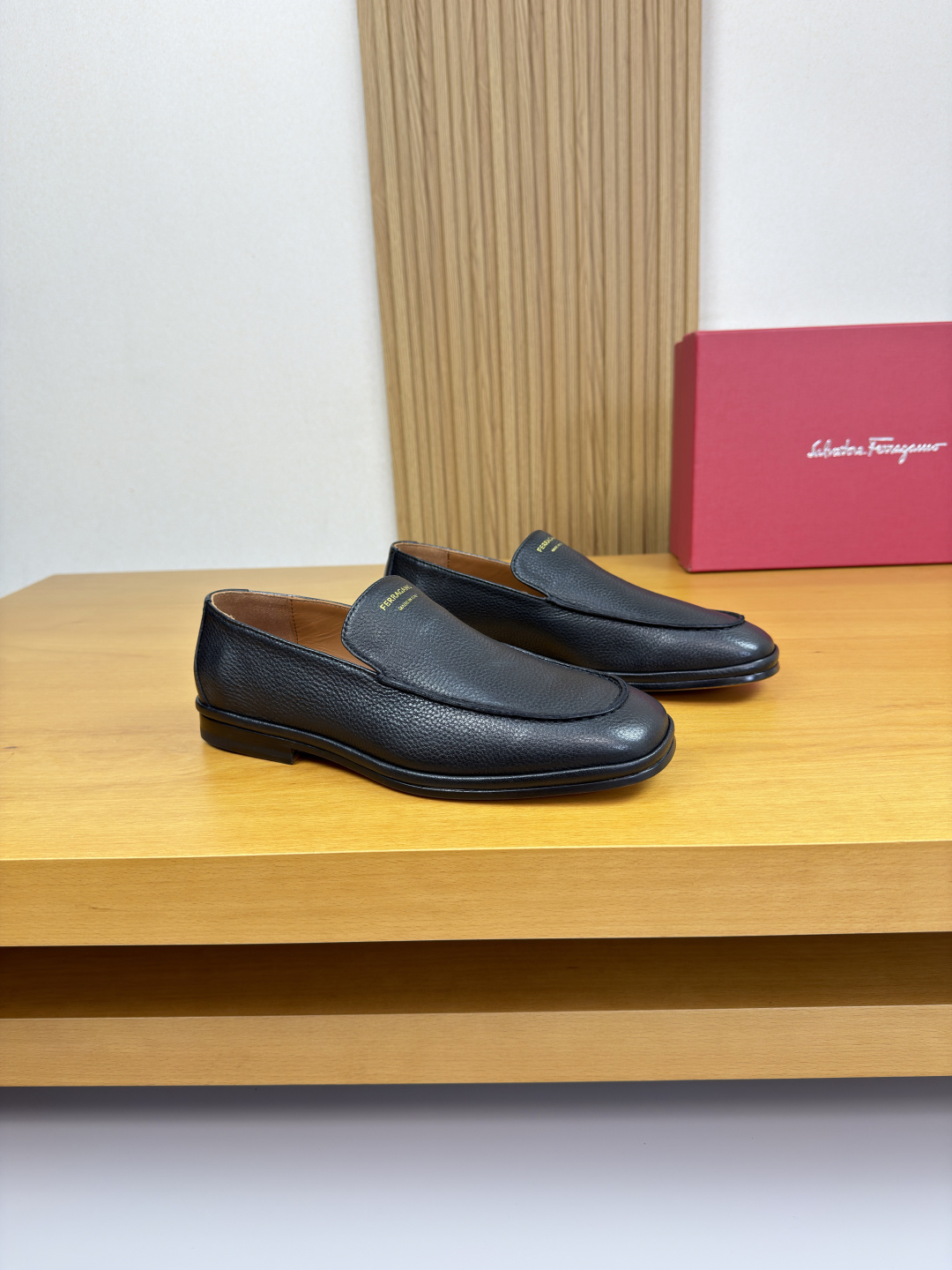 NO:574465,[Ferragamo] Ferragamo - High-end quality original order·Formal leather shoes - Pebbled calfskin upper, hand-stitched mark thread on the shoe tabs, high-frequency silk screen printing on the tongue brand logo - Water-dyed cowhide inside - Outsole ultra-light leather and rubber; combined molded leather outsole - Super high quality control, fine workmanship highlighted (high-end, luxury, grade) -Size  39-44 (38,45, can be customized)·FR0234,,ferragamo,ferragamo,cowhide,Leather soles19860909【 Ferragamo】菲拉格慕  -高端品质 原单·正装皮鞋 -鞋面荔纹小牛皮、鞋丹手工串缝马克线、鞋舌丝印高周波品牌logo -内里水染牛皮 -大底超轻真皮·橡胶；组合成型真皮大底 -超高品控·做工精细凸显(高端·贵气·档次) -Size 39-44（38,45,可订做)·FR0234,,ferragamo,ferragamo,cowhide,Leather soles,Men's shoes