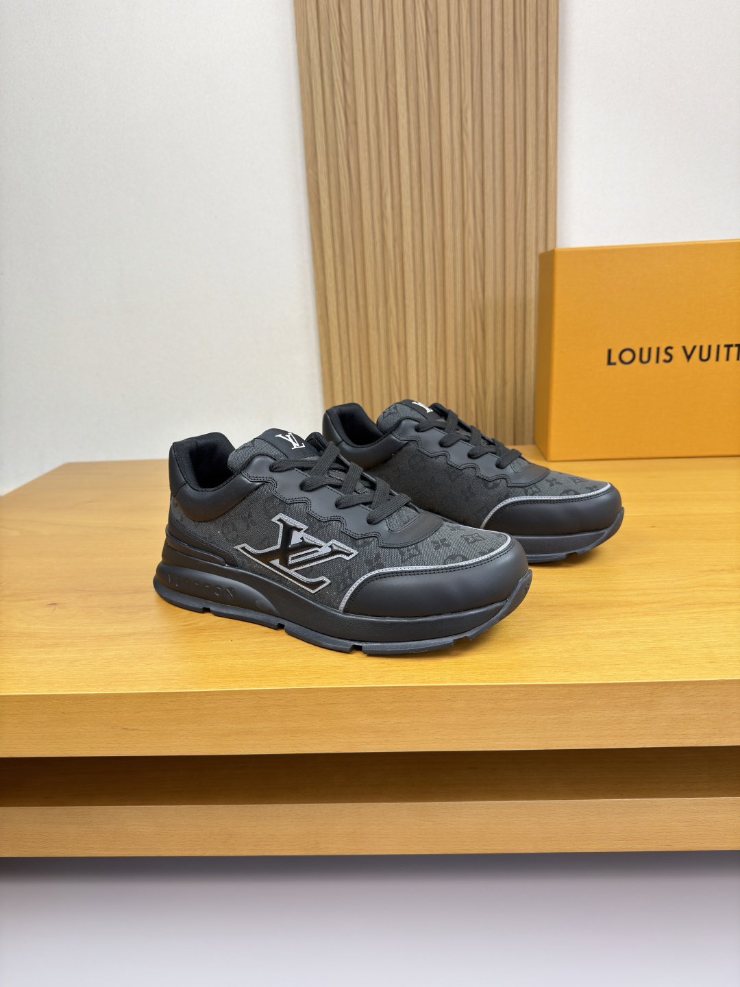 NO:574537,[Louis Vuitton] Louis Vuitton - High-end quality original casual sports shoes - Nappa calfskin upper, brand totem cloth, high mercerized striped canvas at the shoe mouth, brand totem module sewn on the shoe body, tongue, cloth label, heel. Silk screen brand logo - Inner brand canvas - Ultra-light TPU foam rubber outsole; two-color molded outsole - Ultra-high quality control, fine workmanship highlighted (high-end, extravagance, grade) -Size  39-44 (38, 45, 46, can be customized)·L0196,,louis vuitton,louis vuitton,sneakers,cowhide19860909【Louis Vuitton】路易威登 -高端品质 原单·休闲运动鞋 -鞋面纳帕小牛皮、品牌图腾布匹、鞋口高丝光条纹帆布、鞋身车缝品牌图腾模块、鞋舌.布标、后跟.丝印品牌Logo -内里品牌帆布 -大底超轻TPU发泡·橡胶; 双色成型大底 -超高品控·做工精细凸显(高端·贵气·档次) -Size 39-44（38,45,46,可订做)·L0196,,louis vuitton,louis vuitton,sneakers,cowhide,Men's shoes