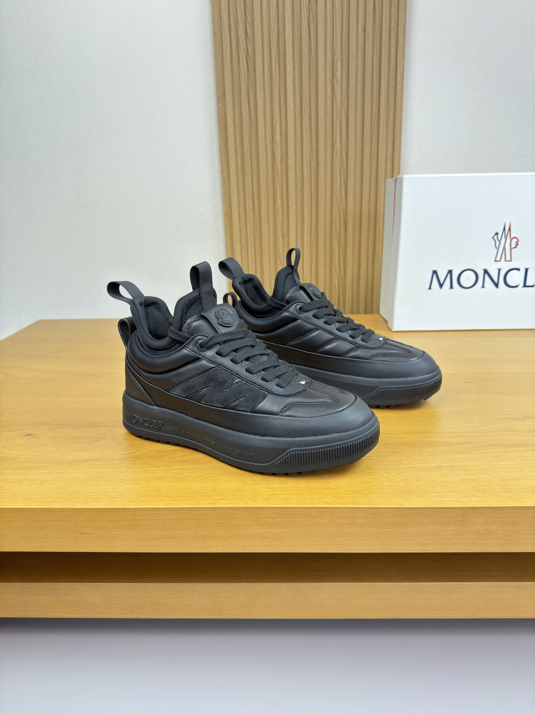NO:574586,[MONCLER] Moncler (Mongolia) - high-end quality original casual sports shoes - upper; imported super soft lambskin, suede calfskin, branded M module sewn on the shoe body, enhanced elastic cloth at the shoe mouth, tongue, heel and sewn brand plastic logo - water-dyed cowhide inside - outsole ultra-light TPR.  39-44 (38, 45, can be customized)·MC03858,,Moncler,Moncler,sneakers,cowhide,sheepskin19860909【MONCLER】盟可睐(蒙口) -高端品质 原单·休闲运动鞋 -鞋面；进口超柔软胎羊皮、反绒小牛皮、鞋身车缝品牌M模块、鞋口加高弹力布匹、鞋舌.后跟.车缝品牌塑胶标识 -内里水染牛皮 -大底超轻TPR.橡胶; 双色成型大底 -超高品控·做工精细凸显 (高端·贵气·档次) -Size 39-44（38,45,可订做)·MC03858,,Moncler,Moncler,sneakers,cowhide,sheepskin,Men's shoes