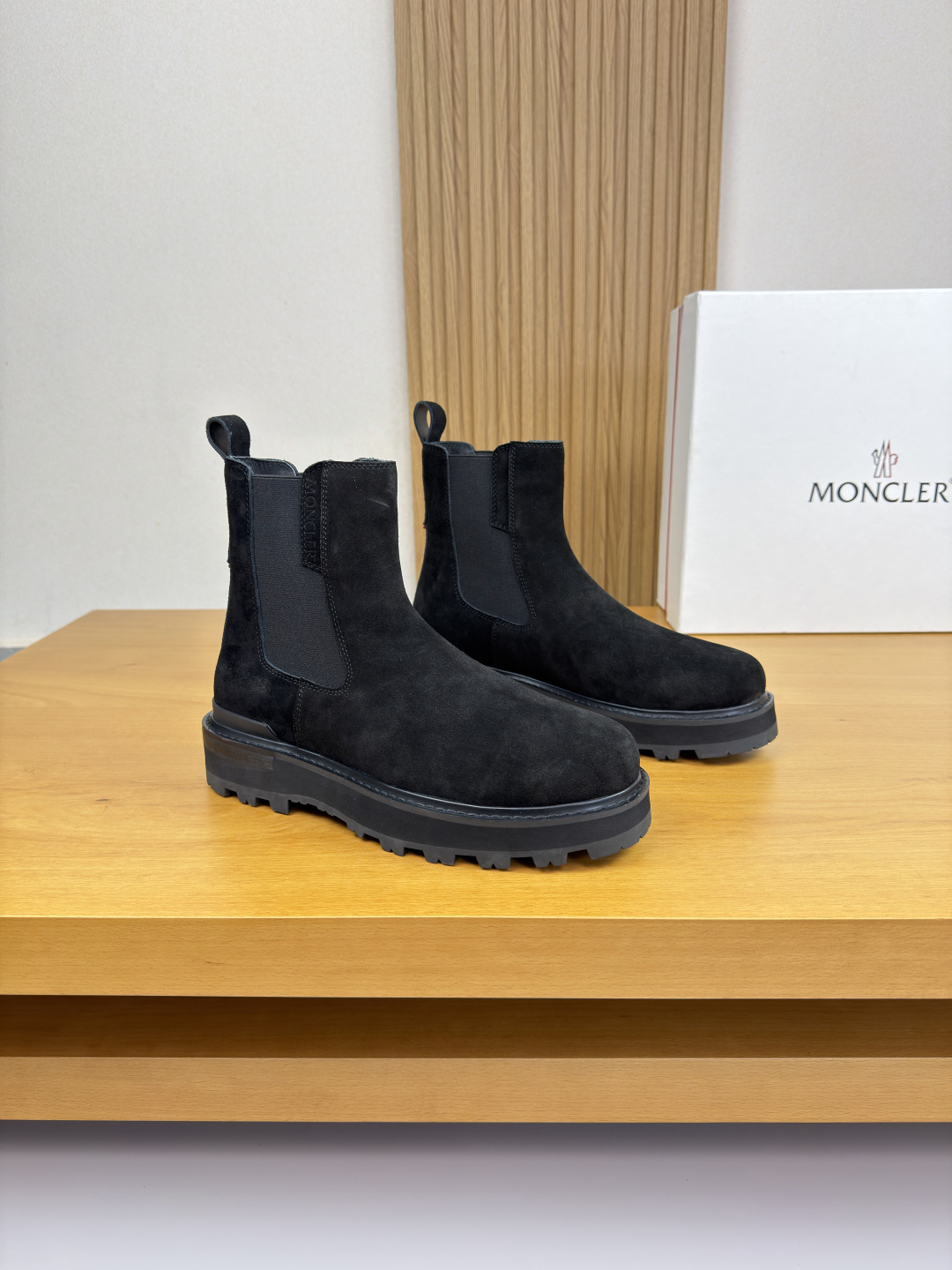 NO:574590,[MONCLER] Moncler (Mongolia) - High-end quality original high-top casual sports shoes - Upper; imported high mercerized suede calfskin, tongue air pressure brand logo, shoe mouth brand elastic band - Water-dyed cowhide lining - Ultra-light wear-resistant velvet and rubber outsole; Combined two-color molded outsole - Ultra-high quality control, fine workmanship highlighted (high-end, luxury, grade) -Size  39-44 (38, 45, can be customized)·MC0186,,Moncler,Moncler,sneakers,cowhide19860909【MONCLER】盟可睐(蒙口) -高端品质 原单·高帮休闲运动鞋 -鞋面；进口高丝光反绒小牛皮、鞋舌空压品牌logo、鞋口品牌松紧带 -内里水染牛皮 -大底超轻耐磨绒.橡胶; 组合双色成型大底 -超高品控·做工精细凸显 (高端·贵气·档次) -Size 39-44（38,45,可订做)·MC0186,,Moncler,Moncler,sneakers,cowhide,Men's shoes