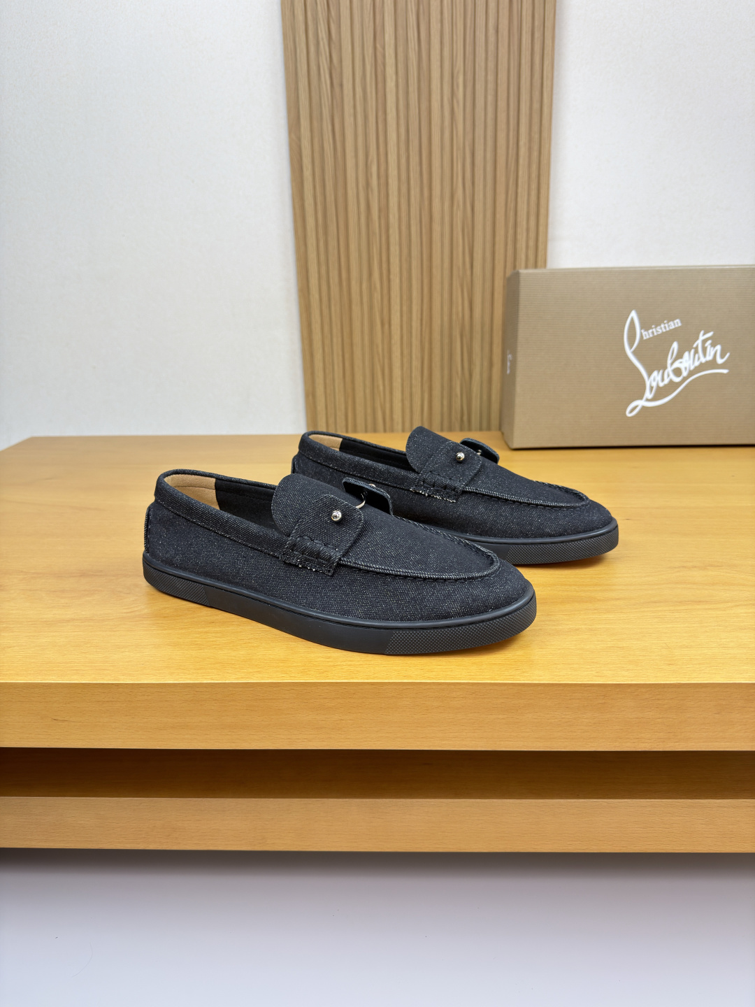 NO:574686,'Christian Louboutin' CL Christie - high-end quality original single slip-on casual sneakers - branded denim canvas upper, stitching on the outside of the shoe tab, ear and heel. Hand-stitched mark thread, branded metal fastener decoration on the tongue - water-dyed cowhide on the inside - ultra-light TPR rubber outsole; two-color molded outsole - ultra-high quality control, fine workmanship (high-end, luxury, grade) -Size  39-44 (38, 45, 46, can be customized)·0146,,cowhide19860909《Christian Louboutin》CL克里斯提 -高端品质 原单·一脚蹬休闲板鞋 -鞋面品牌牛仔帆布布匹、鞋丹外合车缝线、鞋耳.后跟.手工串缝马克线、鞋舌品牌金属扣件装饰 -内里水染牛皮 -大底超轻TPR·橡胶；双色成型大底 -超高品控·做工精细凸显(高端·贵气·档次) -Size 39-44（38,45,46,可订做)·0146,,cowhide,Men's shoes