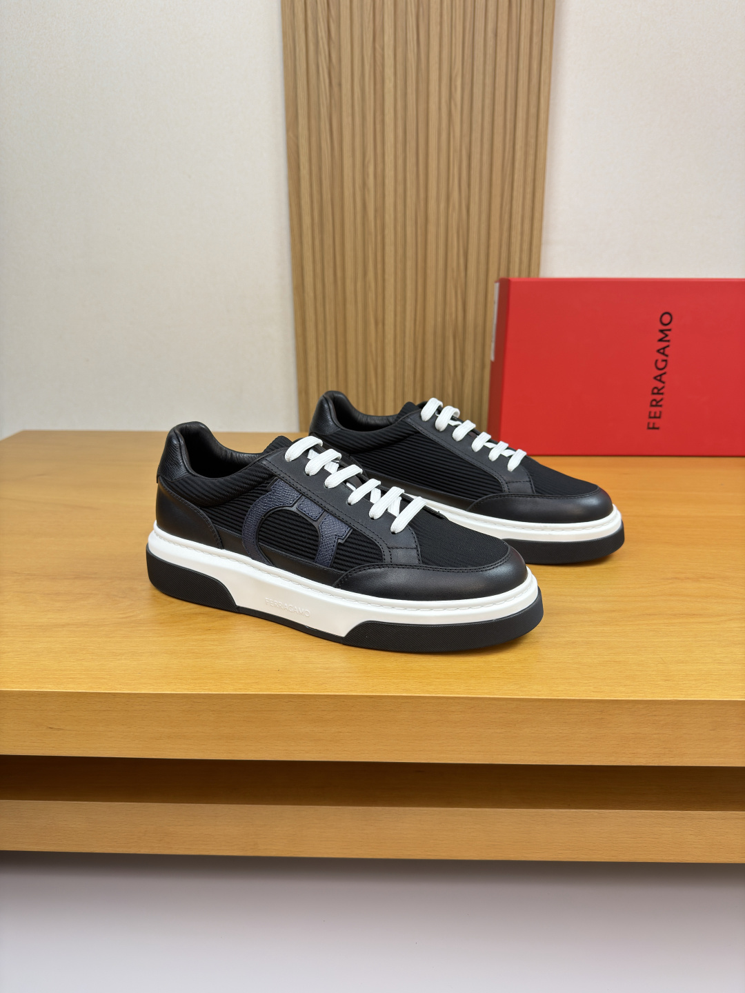 NO:574692,[Ferragamo] Ferragamo - high-end quality original casual sports shoes - upper Nappa calfskin, palm print cowhide, brand striped cloth, shoe body. Sewn brand logo totem - lining water-dyed cowhide - outsole ultra-light TPU foam rubber; molded outsole - ultra-high quality control, fine workmanship highlighted (high-end, luxury, grade) -Size  38-45 (46, can be customized)·FR0157,,ferragamo,ferragamo,sneakers,cowhide19860909【 Ferragamo】菲拉格慕 -高端品质 原单·休闲运动鞋 -鞋面纳帕小牛皮、手掌纹牛皮、品牌条纹布匹、鞋身.车缝品牌logo图腾 -内里水染牛皮 -大底超轻TPU发泡·橡胶; 成型大底 -超高品控·做工精细凸显(高端·贵气·档次) -Size 38-45（46,可订做)·FR0157,,ferragamo,ferragamo,sneakers,cowhide,Men's shoes