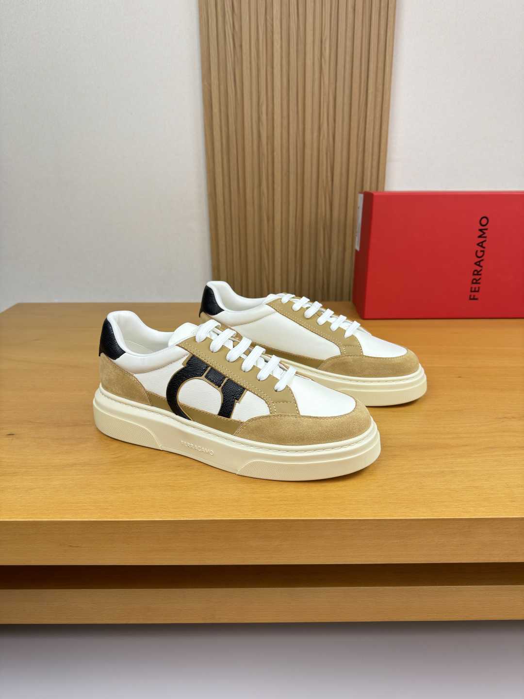 NO:574629,[Ferragamo] Ferragamo - High-end quality original casual sports shoes - Upper Nappa calfskin, suede calfskin, shoe body. Sewing brand totem, tongue air pressure brand logo - Water-dyed cowhide lining - Outsole ultra-light TPU foam rubber; molded outsole - Super high quality control, fine workmanship highlighted (high-end, luxury, grade) -Size  38-45 (46, can be customized)·FR0157,,ferragamo,ferragamo,sneakers,cowhide19860909【 Ferragamo】菲拉格慕 -高端品质 原单·休闲运动鞋 -鞋面纳帕小牛皮、反绒小牛皮、鞋身.车缝品牌图腾、鞋舌空压品牌logo -内里水染牛皮 -大底超轻TPU发泡·橡胶; 成型大底 -超高品控·做工精细凸显(高端·贵气·档次) -Size 38-45（46,可订做)·FR0157,,ferragamo,ferragamo,sneakers,cowhide,Men's shoes