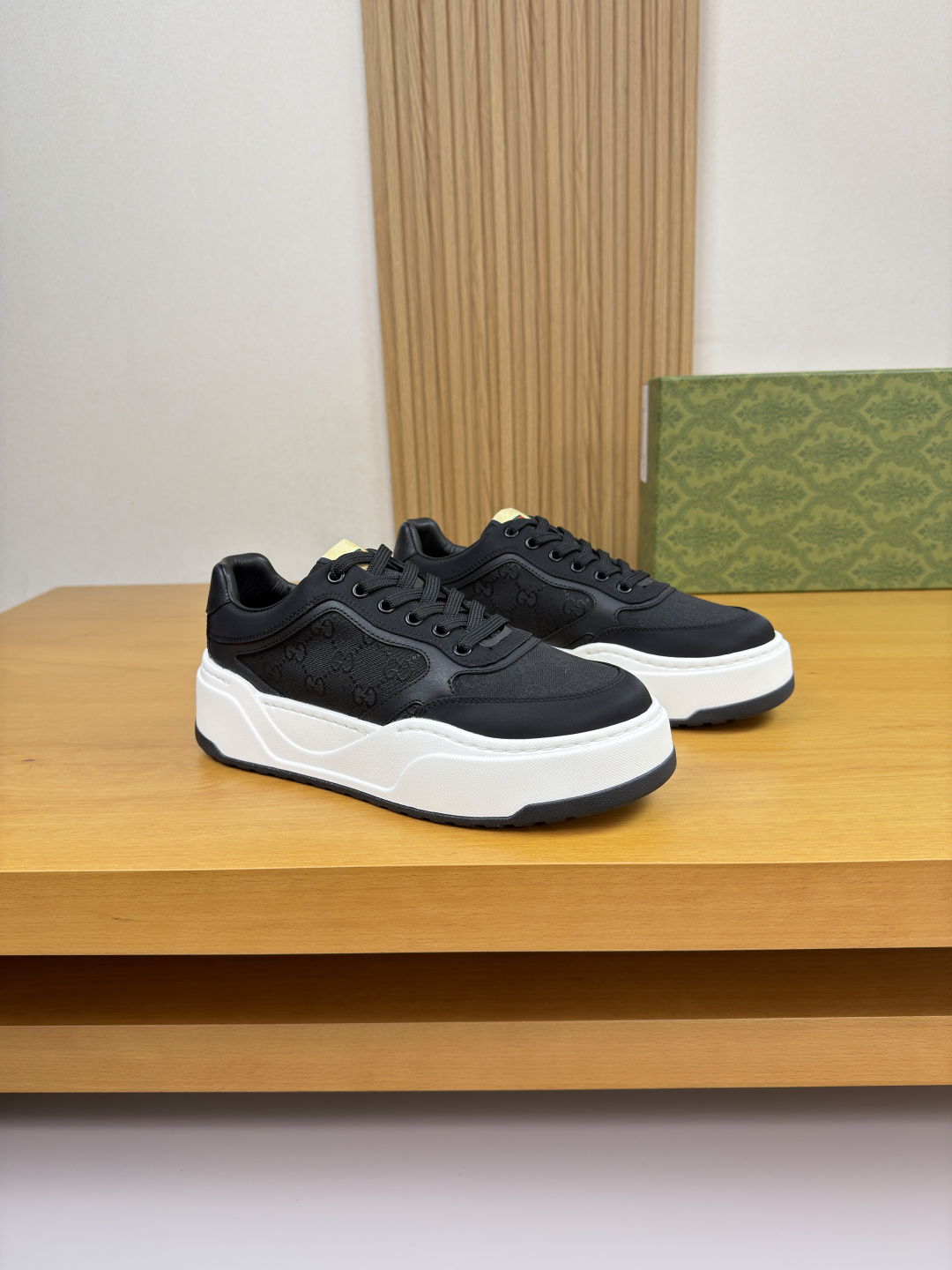 NO:574709,[Gucci] Gucci - High-end quality original single casual sports shoes - Nappa calf leather upper, brand totem denim canvas, brand cloth label sewn on tongue - Water-dyed cow leather lining - Ultra-light TPU foam rubber outsole; two-color molded outsole - Ultra-high quality control, fine workmanship highlighted (high-end, luxury, grade) -Size  38-44 (45, can be customized)·GC0157,,gucci,gucci,sneakers,cowhide19860909【Gucci】古驰 -高端品质 原单·休闲运动鞋 -鞋面纳帕小牛皮、品牌图腾牛仔帆布、鞋舌车缝品牌布标 -内里水染牛皮 -大底超轻TPU发泡·橡胶；双色成型大底 -超高品控·做工精细凸显(高端·贵气·档次) -Size 38-44（45,可订做)·GC0157,,gucci,gucci,sneakers,cowhide,Men's shoes