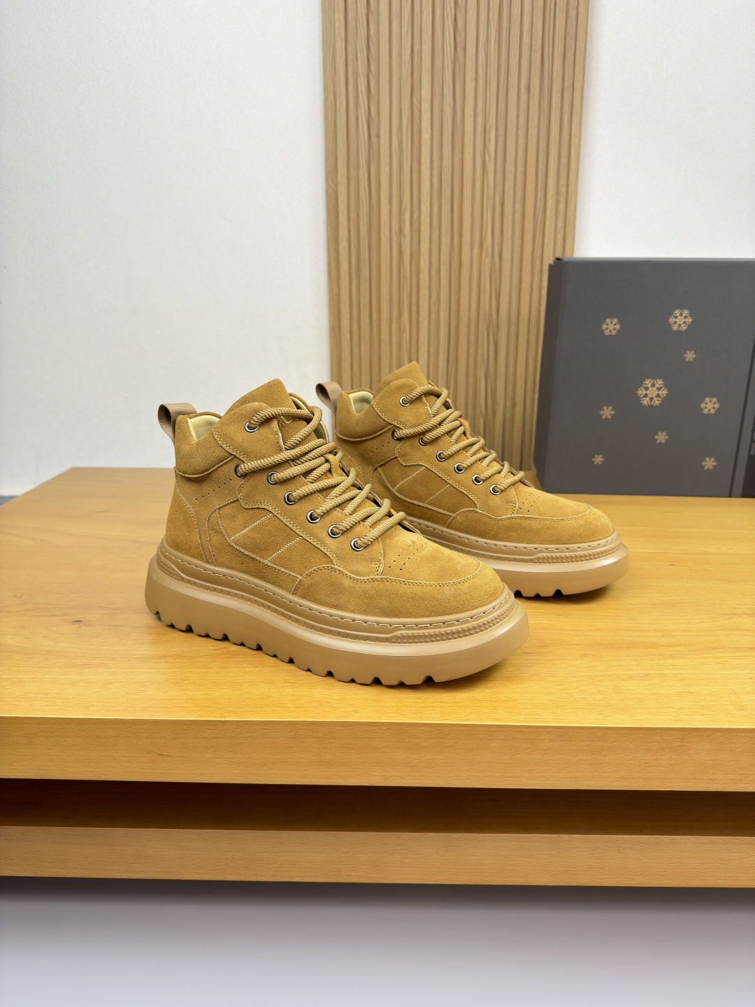 NO:574797,[UGG] - High-end quality original woolen cotton boots - Original suede calfskin upper, silk-screened high-frequency brand logo on tongue, heel brand webbing, perfect splicing - Australian wool lining inside - Original TPU foam outsole; molded outsole - Ultra-high quality control, fine workmanship highlighted (high-end, luxury, grade) -Size  39-44 (38, 45, 46, can be customized)·0186,,boots,cowhide19860909【UGG】 -高端品质 原单·毛里棉靴款 -鞋面原版反绒小牛皮、鞋舌丝印高周波品牌logo、后跟品牌织带、完美拼接 -内里澳洲羊毛里 -大底原版TPU发泡；成型大底 -超高品控·做工精细凸显(高端·贵气·档次) -Size 39-44（38,45,46,可订做)·0186,,boots,cowhide,Men's shoes