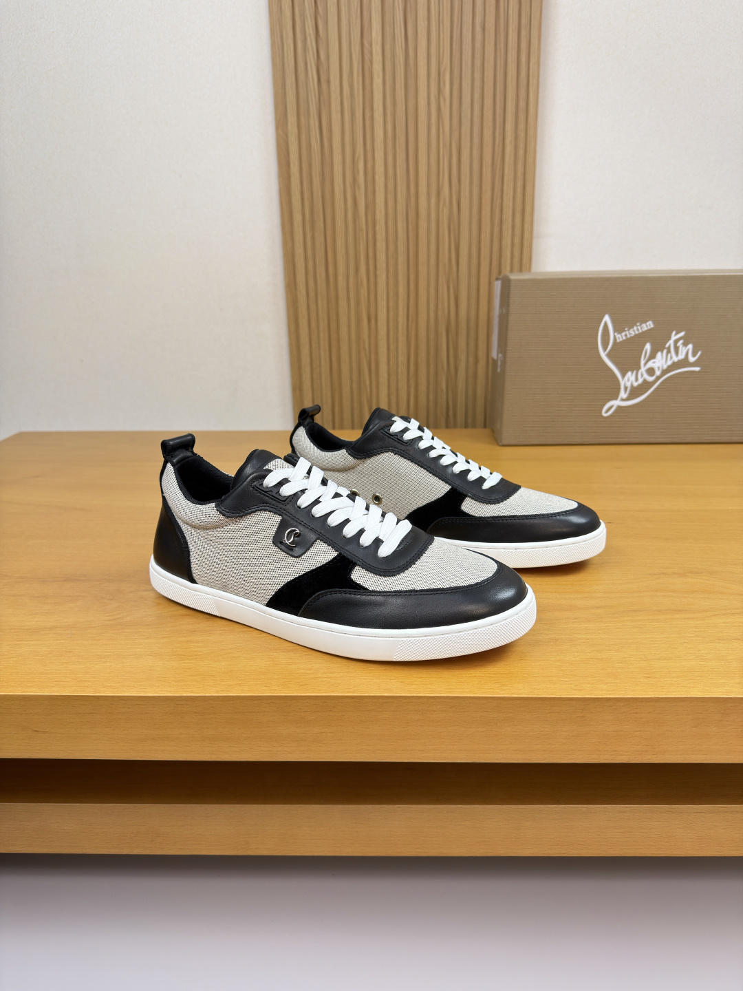 NO:574790,'Christian Louboutin' CL Christie - high-end quality original casual sports sneakers - upper Nappa calfskin, suede calfskin, branded denim canvas fabric, shoe brand metal logo fasteners - water-dyed cowhide lining - ultra-light TPR rubber outsole; two-color molded outsole - ultra-high quality control, fine workmanship (high-end, luxury, grade) -Size  39-44 (38, 45, 46, can be customized)·0638,,cowhide19860909《Christian Louboutin》CL克里斯提 -高端品质 原单·休闲运动板鞋 -鞋面纳帕小牛皮、反绒小牛皮、品牌牛仔帆布布匹、鞋身品牌金属logo扣件 -内里水染牛皮 -大底超轻TPR·橡胶；双色成型大底 -超高品控·做工精细凸显(高端·贵气·档次) -Size 39-44（38,45,46,可订做)·0638,,cowhide,Men's shoes