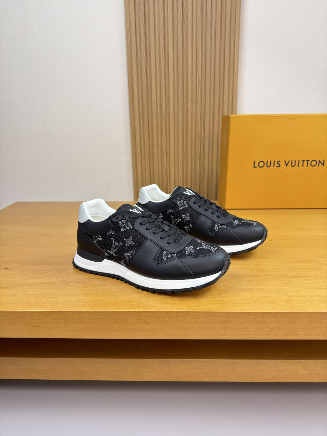 NO:574796,[Louis Vuitton] Louis Vuitton - high-end quality original casual sports shoes - upper Nappa calf leather, brand denim canvas embroidered brand totem, tongue and heel; silk screen high frequency brand logo - lining water-dyed cow leather - outsole ultra-light TPU. rubber foam; combined molded outsole - ultra-high quality control, fine workmanship highlighted (high-end, luxury, grade) -Size  39-44 (38,45, can be customized)·L0146,,louis vuitton,louis vuitton,sneakers,cowhide19860909【Louis Vuitton】路易威登 -高端品质 原单·休闲运动鞋 -鞋面纳帕小牛皮、品牌牛仔帆布刺绣品牌图腾、鞋舌.后跟；丝印高周波品牌logo -内里水染牛皮 -大底超轻TPU.橡胶发泡; 组合成型大底 -超高品控·做工精细凸显(高端·贵气·档次) -Size 39-44（38,45,可订做)·L0146,,louis vuitton,louis vuitton,sneakers,cowhide,Men's shoes