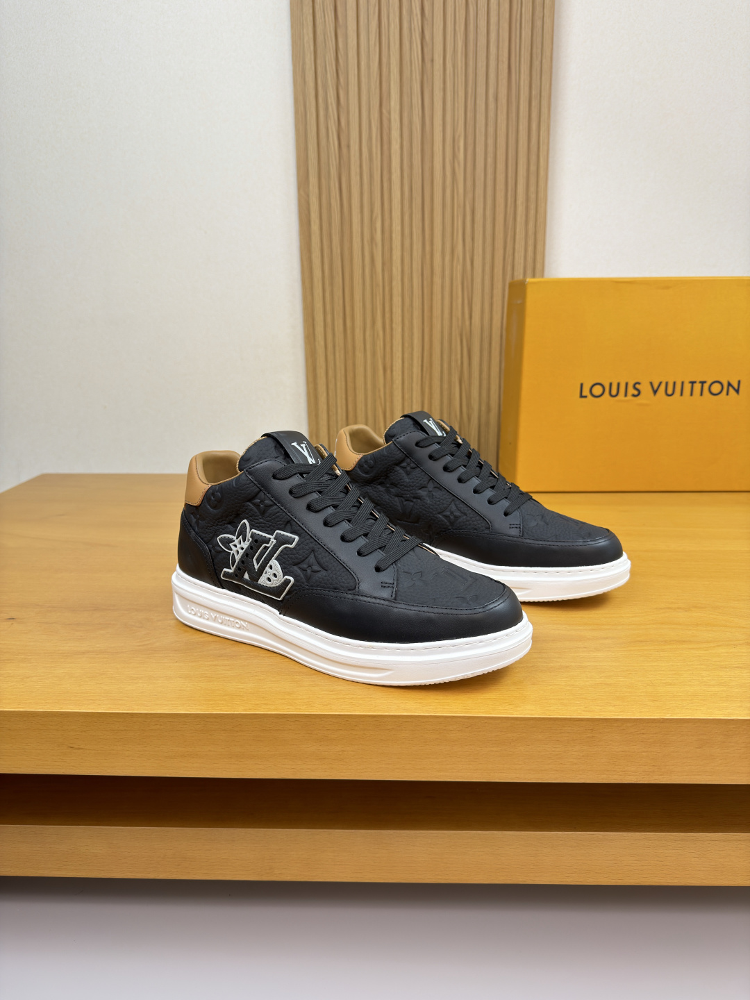 NO:574925,[Louis Vuitton] Louis Vuitton - high-end quality original order casual sports shoes - upper Nappa calfskin, pebbled calfskin, shoe body sewn brand totem plastic module, tongue and heel; silk screen high frequency brand LOGO - lining water-dyed cowhide - outsole ultra-light original TPU foam; molded outsole - ultra-high quality control, fine workmanship highlighted (high-end, luxury, grade) -Size  39-44 (38,45, can be customized)·L0111,,louis vuitton,louis vuitton,sneakers,cowhide19860909【Louis Vuitton】路易威登 -高端品质 原单·休闲运动鞋 -鞋面纳帕小牛皮、荔纹小牛皮、鞋身车缝品牌图腾塑胶模块、鞋舌.后跟；丝印高周波品牌LOGO -内里水染牛皮 -大底超轻原版TPU发泡；成型大底 -超高品控·做工精细凸显(高端·贵气·档次) -Size 39-44（38,45,可订做)·L0111,,louis vuitton,louis vuitton,sneakers,cowhide,Men's shoes
