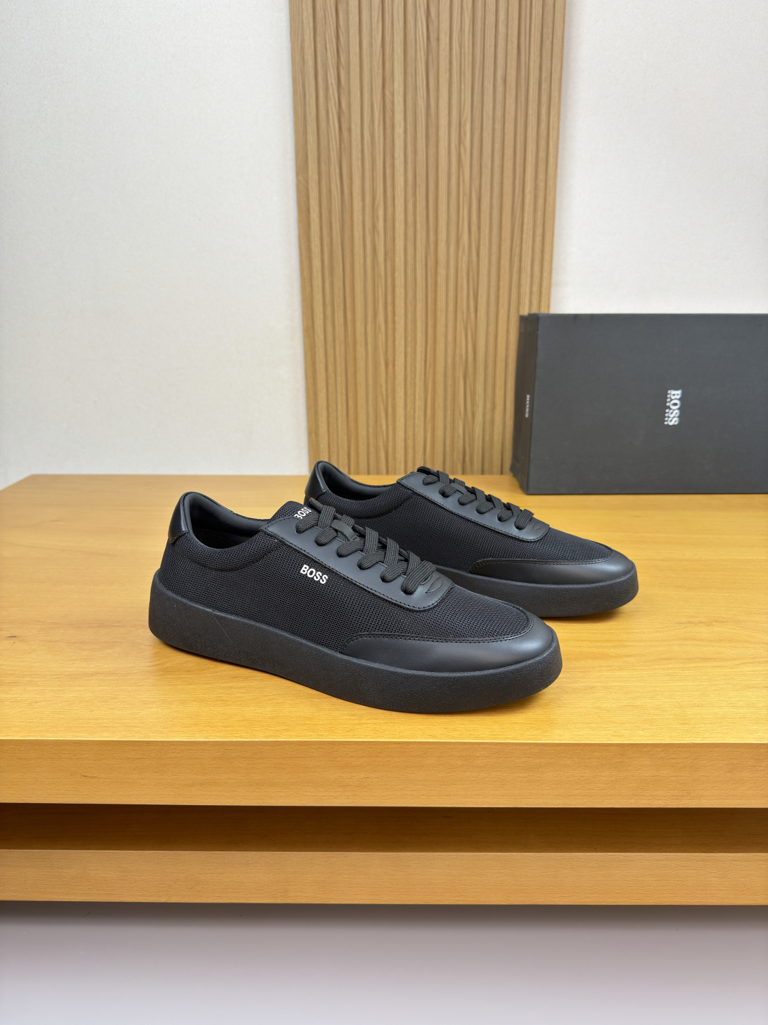NO:575079,[BOSS] BOSS - High-end quality original casual sports sneakers - Nappa calfskin upper, brand high mercerized canvas, shoe body, tongue, transfer brand logo, heel, embroidery process - water-dyed cowhide lining - ultra-light TPR rubber outsole; two-color molded outsole - ultra-high quality control, fine workmanship (high-end, luxury, grade) -Size  39-44 (38, 45, 46, can be customized)·0039,,cowhide19860909【BOSS】博思 -高端品质 原单·休闲运动板鞋 -鞋面纳帕小牛皮、品牌高丝光帆布、鞋身.鞋舌.转印品牌logo、后跟.刺绣工艺 -内里水染牛皮 -大底超轻TPR·橡胶；双色成型大底 -超高品控·做工精细凸显(高端·贵气·档次) -Size 39-44（38,45,46,可订做)·0039,,cowhide,Men's shoes
