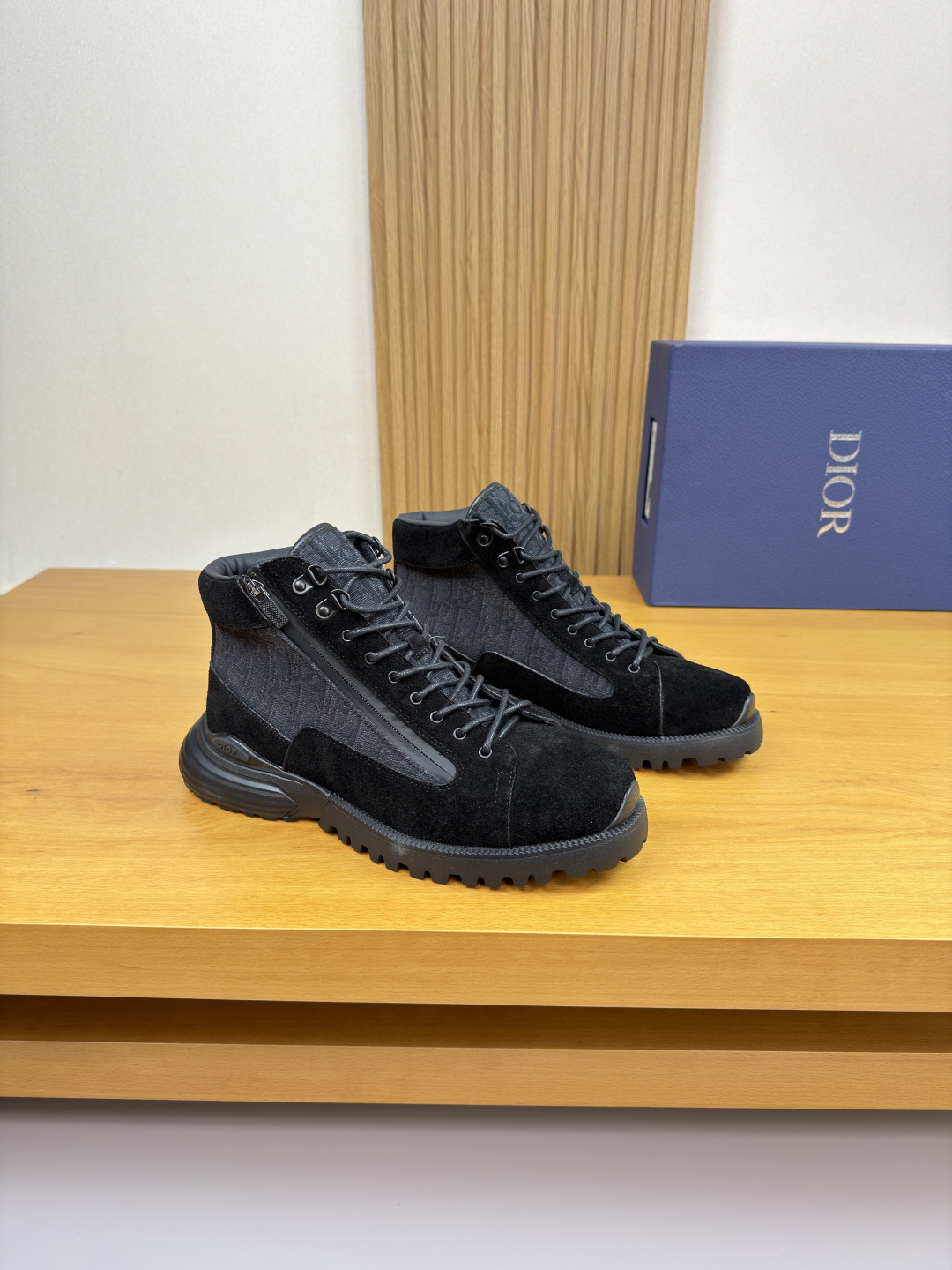 NO:575064,[Dior] Dior - High-end quality original high-top casual sports shoes - Original suede calfskin upper, brand totem cloth, brand zipper - Water-dyed cowhide lining, feet; brand canvas - Outsole ultra-light TPU foam rubber; molded outsole - Super high quality control, fine workmanship highlighted (high-end, luxury, grade) -Size  39-44 (38,45, can be customized)·0126,,dior,dior,sneakers,cowhide19860909【 Dior】迪奥  -高端品质 原单·高帮休闲运动鞋 -鞋面原版反绒小牛皮、品牌图腾布匹、品牌拉链 -内里水染牛皮,垫脚；品牌帆布 -大底超轻TPU发泡·橡胶；成型大底 -超高品控·做工精细凸显(高端·贵气·档次) -Size 39-44（38,45,可订做)·0126,,dior,dior,sneakers,cowhide,Men's shoes