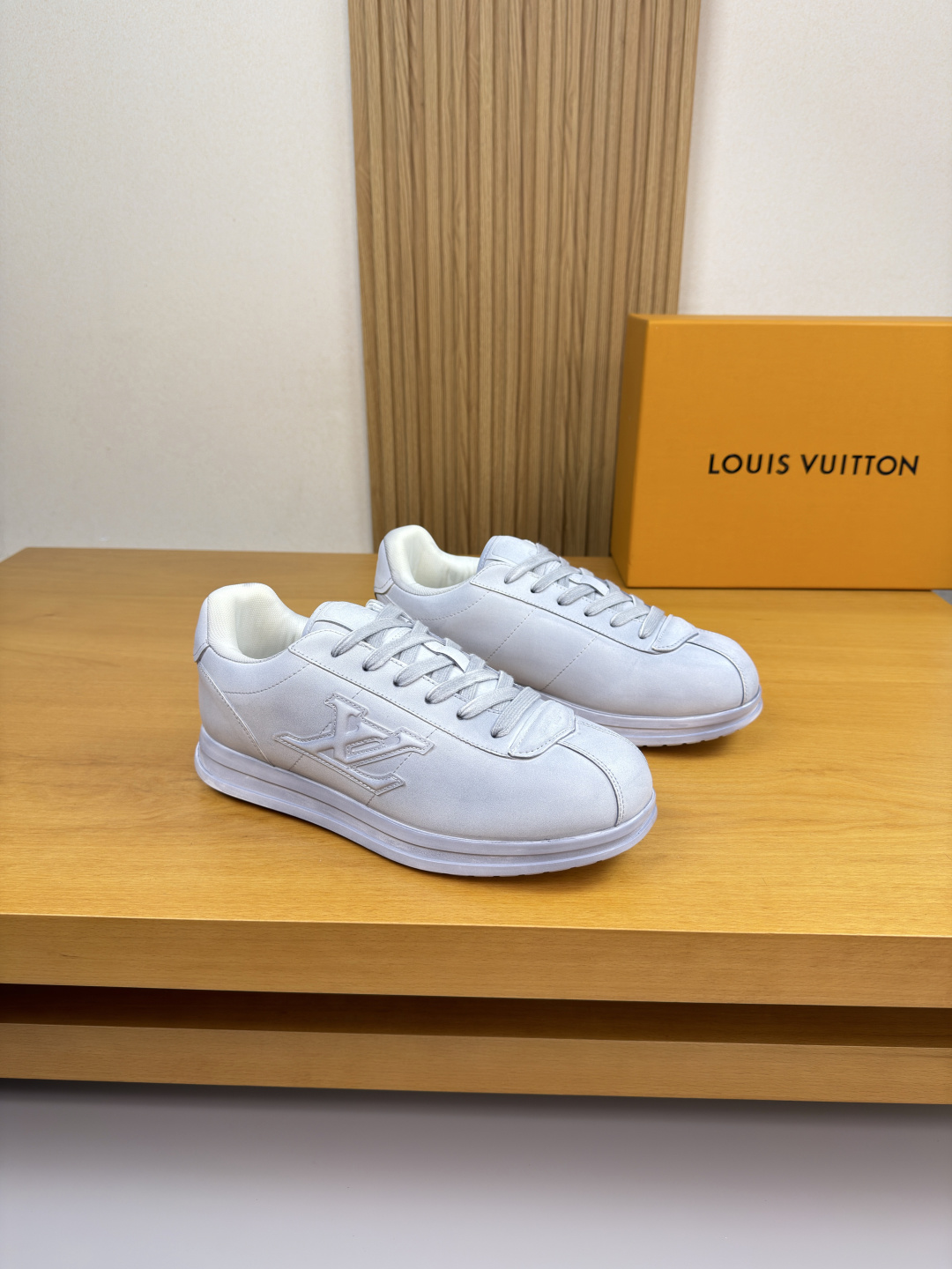 NO:575047,[Louis Vuitton] Louis Vuitton - High-end quality original casual sports shoes - Nappa calfskin upper. Color-changing and distressed craftsmanship, shoe body sewing brand module, toe cap, tongue and heel; air-pressure brand logo - Brand canvas lining - Outsole ultra-light original TPR rubber; molded outsole - Ultra-high quality control, fine workmanship highlighted (high-end, luxury, grade) -Size  39-44 (38,45, can be customized)·L0126,,louis vuitton,louis vuitton,sneakers,cowhide19860909【Louis Vuitton】路易威登 -高端品质 原单·休闲运动鞋 -鞋面纳帕小牛皮.改色做旧工艺、鞋身车缝品牌模块、鞋头.鞋舌.后跟；空压品牌logo -内里品牌帆布 -大底超轻原版TPR橡胶；成型大底 -超高品控·做工精细凸显(高端·贵气·档次) -Size 39-44（38,45,可订做)·L0126,,louis vuitton,louis vuitton,sneakers,cowhide,Men's shoes