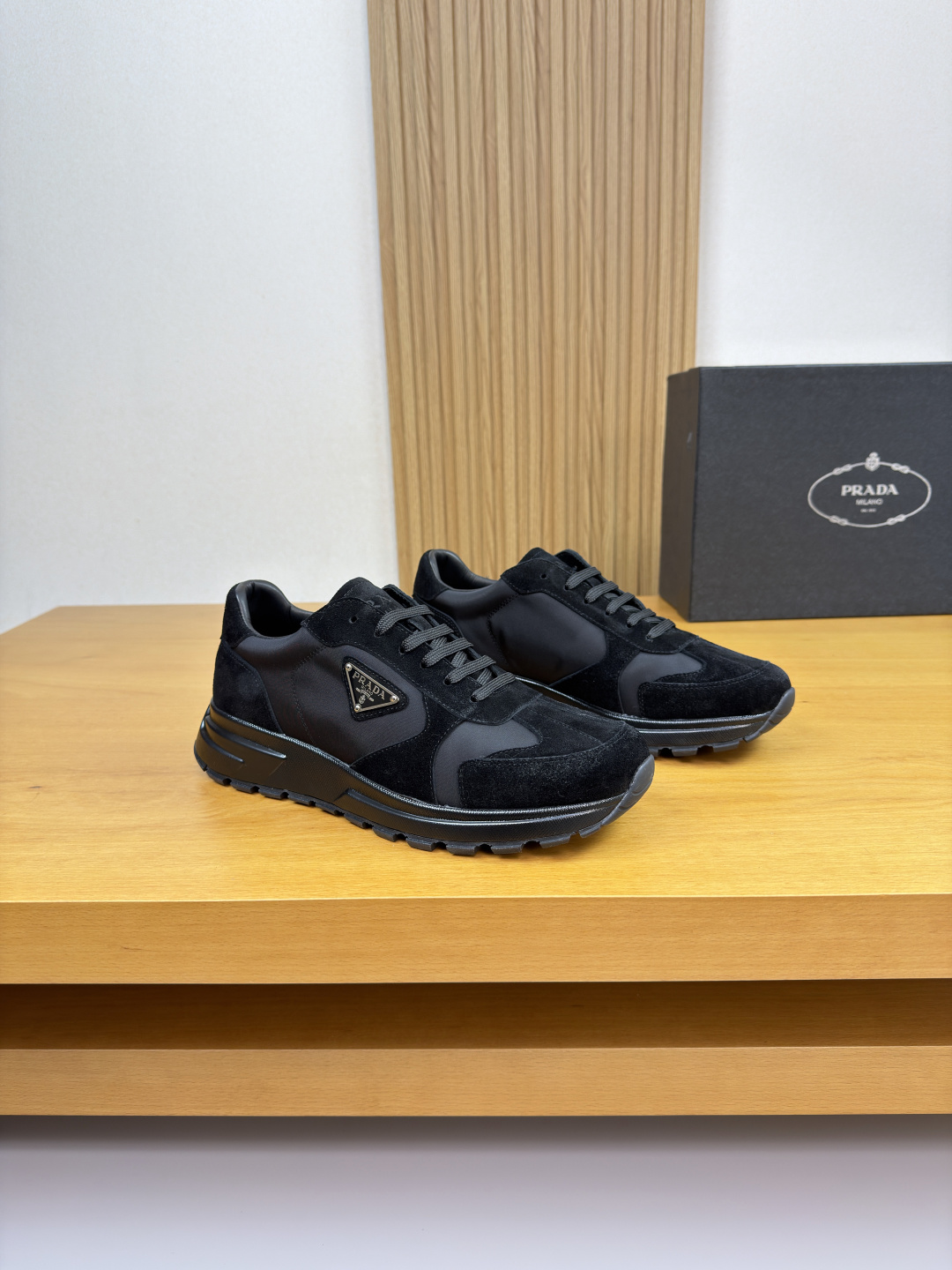 NO:575053,[PRADA] Prada - high-end quality original casual sports shoes - imported suede calfskin upper, brand high mercerized canvas, branded metal fasteners sewn on the shoe body, tongue, heel, air-pressure brand LOGO - water-dyed cowhide inside - outsole ultra-light TPU foam rubber; two-color molded outsole - ultra-high quality control, fine workmanship, highlighting (high-end, luxury, grade) -Size  39-44 (38,45, can be customized)·PRD0118,,prada,prada,sneakers,cowhide19860909【PRADA】普拉达 -高端品质 原单·休闲运动鞋 -鞋面进口反绒小牛皮、品牌高丝光帆布、鞋身车缝品牌金属扣件、鞋舌.后跟.空压品牌LOGO -内里水染牛皮 -大底超轻TPU发泡·橡胶；双色成型大底 -超高品控·做工精细,凸显(高端·贵气·档次) -Size 39-44（38,45,可定做)·PRD0118,,prada,prada,sneakers,cowhide,Men's shoes