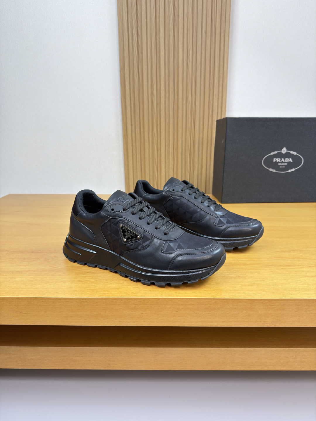 NO:575059,[PRADA] Prada - high-end quality original casual sports shoes - imported nappa calfskin upper, brand totem high mercerized canvas, shoe body sewn brand metal fasteners, tongue. Heel. Air-pressure brand LOGO - water-dyed cowhide inside - outsole ultra-light TPU foam rubber; two-color molded outsole - ultra-high quality control, fine workmanship, highlighting (high-end, luxury, grade) -Size  39-44 (38,45, can be customized)·PRD0118,,prada,prada,sneakers,cowhide19860909【PRADA】普拉达 -高端品质 原单·休闲运动鞋 -鞋面进口纳帕小牛皮、品牌图腾高丝光帆布、鞋身车缝品牌金属扣件、鞋舌.后跟.空压品牌LOGO -内里水染牛皮 -大底超轻TPU发泡·橡胶；双色成型大底 -超高品控·做工精细,凸显(高端·贵气·档次) -Size 39-44（38,45,可定做)·PRD0118,,prada,prada,sneakers,cowhide,Men's shoes