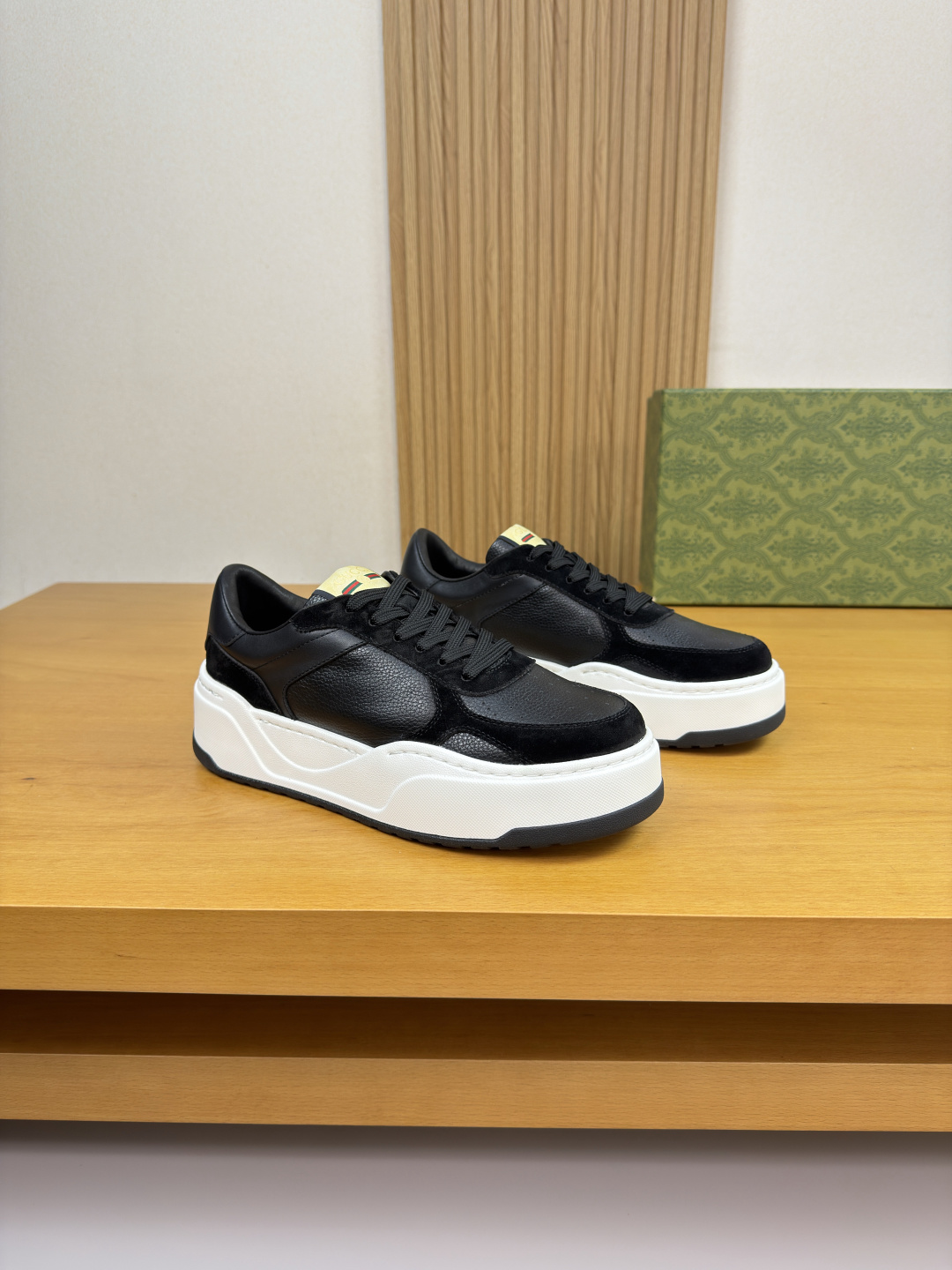 NO:575093,[Gucci] Gucci - high-end quality original casual sports shoes - upper Nappa calfskin, pebbled calfskin, suede calfskin, tongue sewn brand cloth label, heel silk screen high frequency brand totem - lining water-dyed cowhide - outsole ultra-light TPU foam rubber; two-color molded outsole - ultra-high quality control, fine workmanship highlighted (high-end, luxury, grade) -Size  38-44 (45, can be customized)·GC0157,,gucci,gucci,sneakers,cowhide19860909【Gucci】古驰 -高端品质 原单·休闲运动鞋 -鞋面纳帕小牛皮、荔纹小牛皮、反绒小牛皮、鞋舌车缝品牌布标、后跟丝印高周波品牌图腾 -内里水染牛皮 -大底超轻TPU发泡·橡胶；双色成型大底 -超高品控·做工精细凸显(高端·贵气·档次) -Size 38-44（45,可订做)·GC0157,,gucci,gucci,sneakers,cowhide,Men's shoes