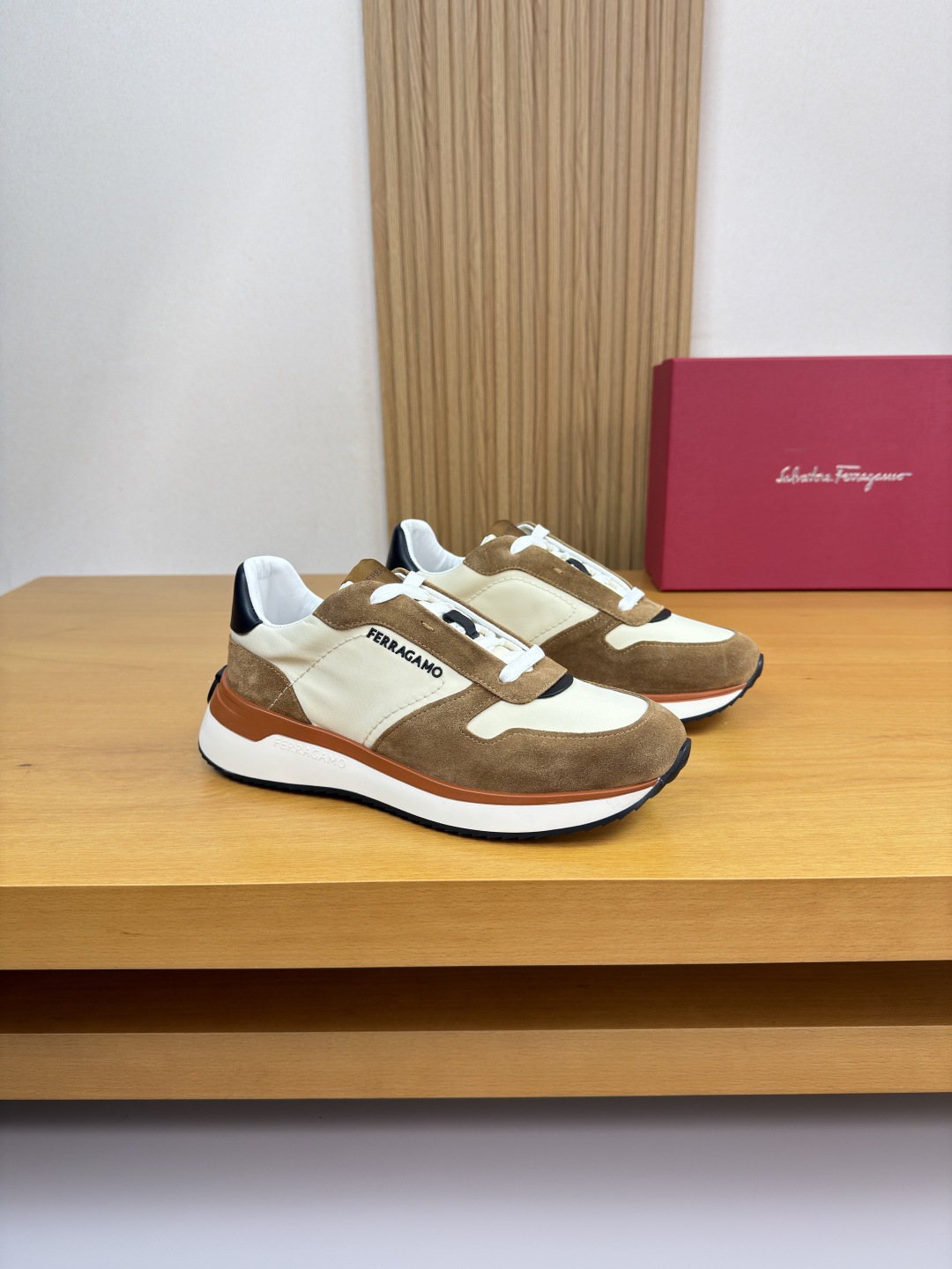 NO:575098,[Ferragamo] Ferragamo - high-end quality original casual sports shoes - upper Nappa calfskin, suede calfskin, shoe body brand high mercerized canvas. Injection brand logo, tongue. Air pressure brand logo - water-dyed cowhide lining - outsole ultra-light TPU foam rubber; two-color molded outsole - ultra-high quality control, fine workmanship highlighted (high-end, luxury, grade) -Size  39-44 (38,45 can be customized)·FR0126,,ferragamo,ferragamo,sneakers,cowhide19860909【 Ferragamo】菲拉格慕  -高端品质 原单·休闲运动鞋 -鞋面纳帕小牛皮、反绒小牛皮、鞋身品牌高丝光帆布.注塑品牌Logo、鞋舌.空压品牌logo -内里水染牛皮 -大底超轻TPU发泡·橡胶; 双色成型大底 -超高品控·做工精细凸显(高端·贵气·档次) -Size 39-44（38,45可订做)·FR0126,,ferragamo,ferragamo,sneakers,cowhide,Men's shoes