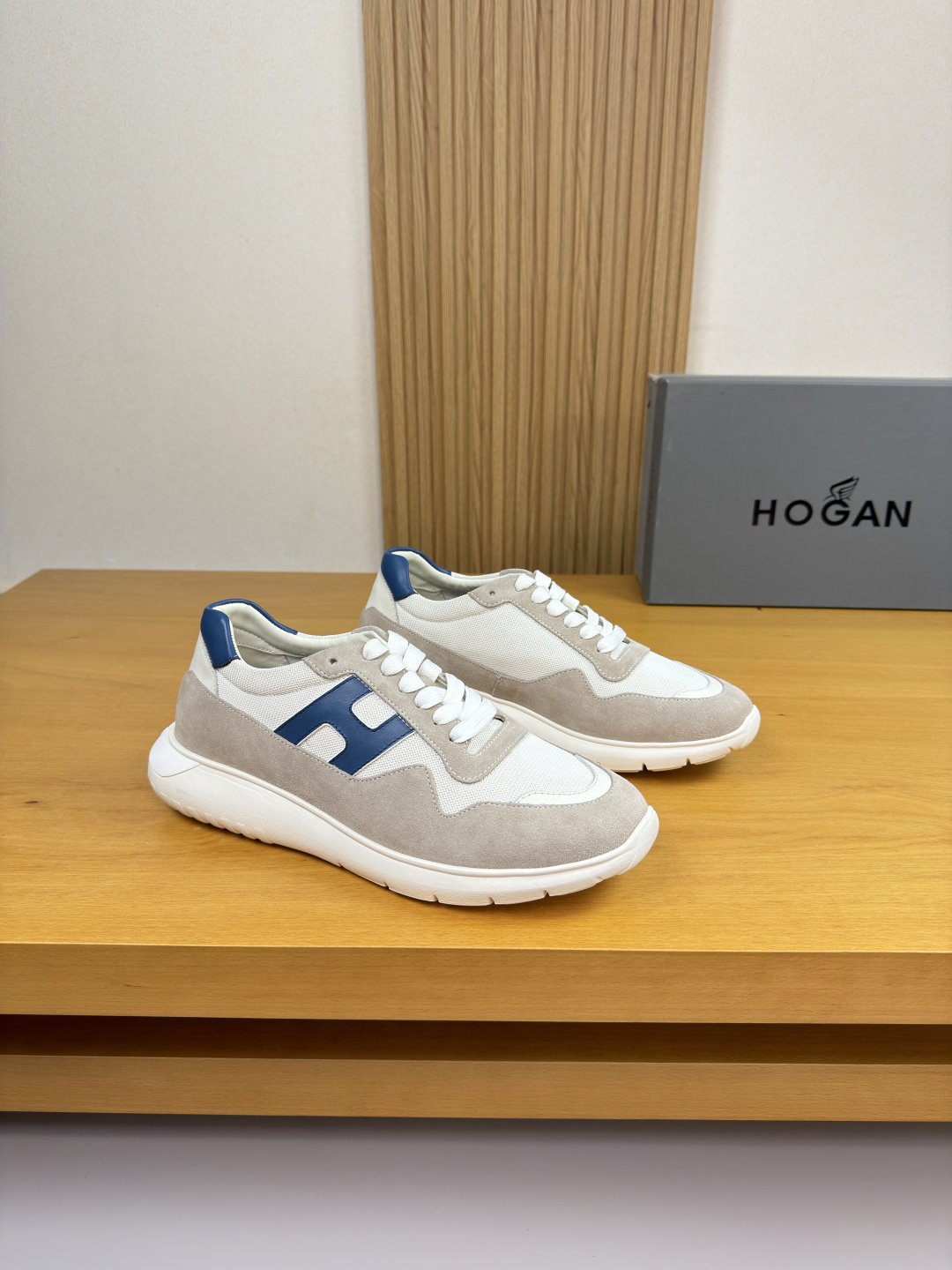 NO:575195,[HOGAN] Hogan - high-end quality original casual sports shoes - upper suede calfskin, brand high mercerized canvas fabric, shoe body sewing brand.H. totem, tongue brand plastic logo - water-dyed cowhide lining, foot pad; 3D cotton padding - outsole ultra-light TPU foam rubber; molded outsole - ultra-high quality control, fine workmanship, highlighting (high-end, luxury, grade) -Size  39-44 (38,45, can be customized)·H0039,,hogan,sneakers,cowhide19860909【HOGAN】霍根 -高端品质 原单·休闲运动鞋 -鞋面反绒小牛皮、品牌高丝光帆布布匹、鞋身车缝品牌.H.图腾、鞋舌品牌塑胶标识 -内里水染牛皮,垫脚；3D夹棉布垫 -大底超轻TPU发泡·橡胶；成型大底 -超高品控·做工精细,凸显(高端·贵气·档次) -Size 39-44（38,45,可订做)·H0039,,hogan,sneakers,cowhide,Men's shoes