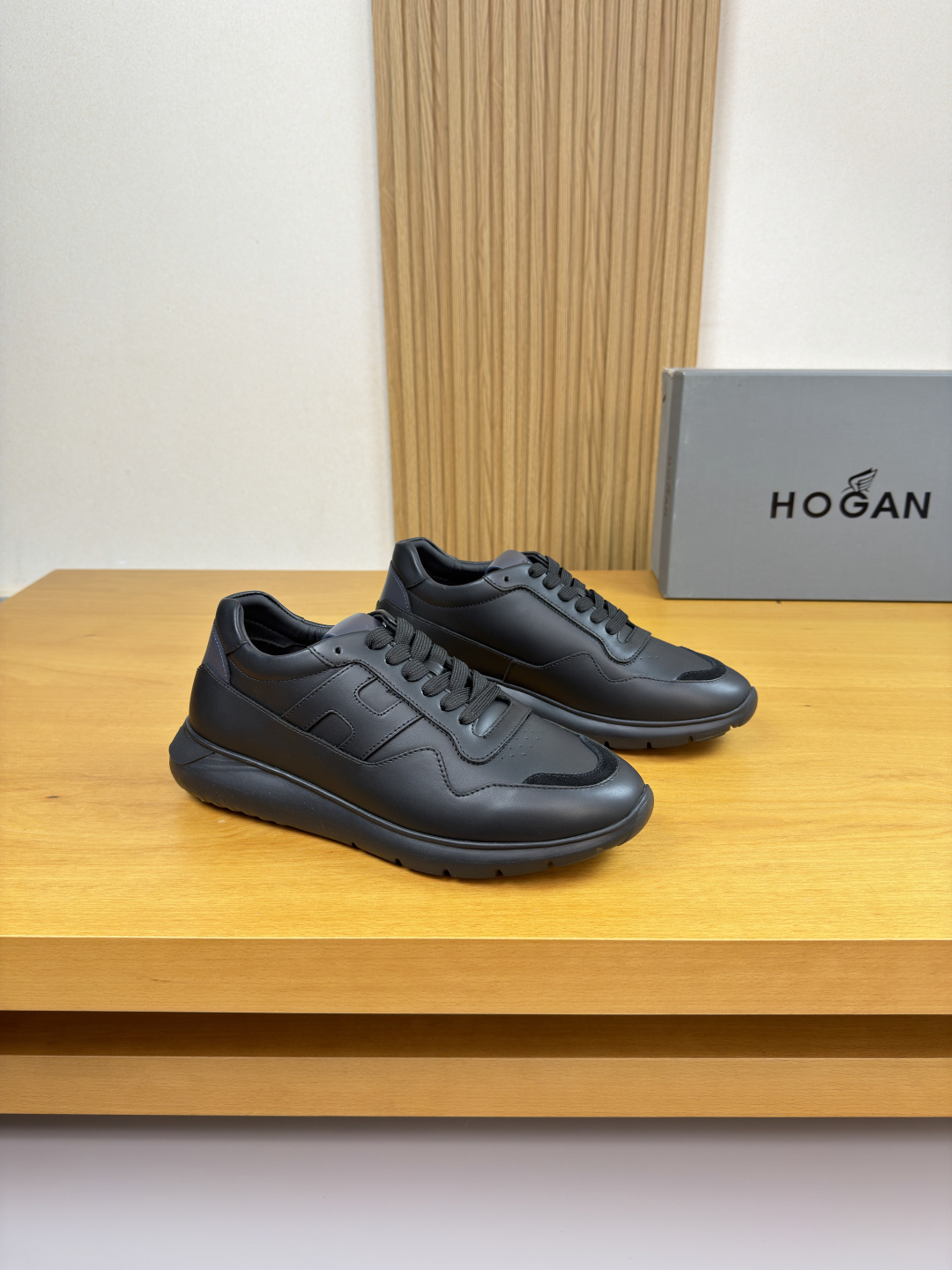 NO:575199,[HOGAN] Hogan - high-end quality original casual sports shoes - upper Nappa calfskin, pure hand-punching technology, shoe body sewing brand.H. totem, tongue brand plastic logo - water-dyed cowhide lining, foot pads; 3D cotton padding - outsole ultra-light TPU foam rubber; molded outsole - ultra-high quality control, fine workmanship, highlighting (high-end, luxury, grade) -Size  39-44 (38,45, can be customized)·H0039,,hogan,sneakers,cowhide19860909【HOGAN】霍根 -高端品质 原单·休闲运动鞋 -鞋面纳帕小牛皮、纯手工打孔工艺、鞋身车缝品牌.H.图腾、鞋舌品牌塑胶标识 -内里水染牛皮,垫脚；3D夹棉布垫 -大底超轻TPU发泡·橡胶；成型大底 -超高品控·做工精细,凸显(高端·贵气·档次) -Size 39-44（38,45,可订做)·H0039,,hogan,sneakers,cowhide,Men's shoes
