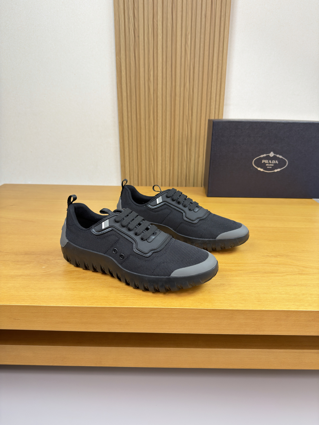 NO:575159,[PRADA] Prada - High-end quality original casual sports shoes - Nappa calfskin upper, brand high mercerized canvas fabric, brand logo plastic module sewn on shoe ears, tongue, heel, brand webbing - Brand canvas lining, foot pad; water-dyed cowhide - Outsole ultra-light TPR rubber; molded outsole - Ultra-high quality control, fine workmanship, highlighting (high-end, luxury, grade) -Size  39-44 (38,45, can be customized)·H0039,,prada,prada,sneakers,cowhide19860909【PRADA】普拉达 -高端品质 原单·休闲运动鞋 -鞋面纳帕小牛皮、品牌高丝光帆布布匹、鞋耳车缝品牌logo塑胶模块、鞋舌.后跟.品牌织带 -内里品牌帆布,垫脚；水染牛皮 -大底超轻TPR·橡胶；成型大底 -超高品控·做工精细,凸显(高端·贵气·档次) -Size 39-44（38,45,可订做)·H0039,,prada,prada,sneakers,cowhide,Men's shoes