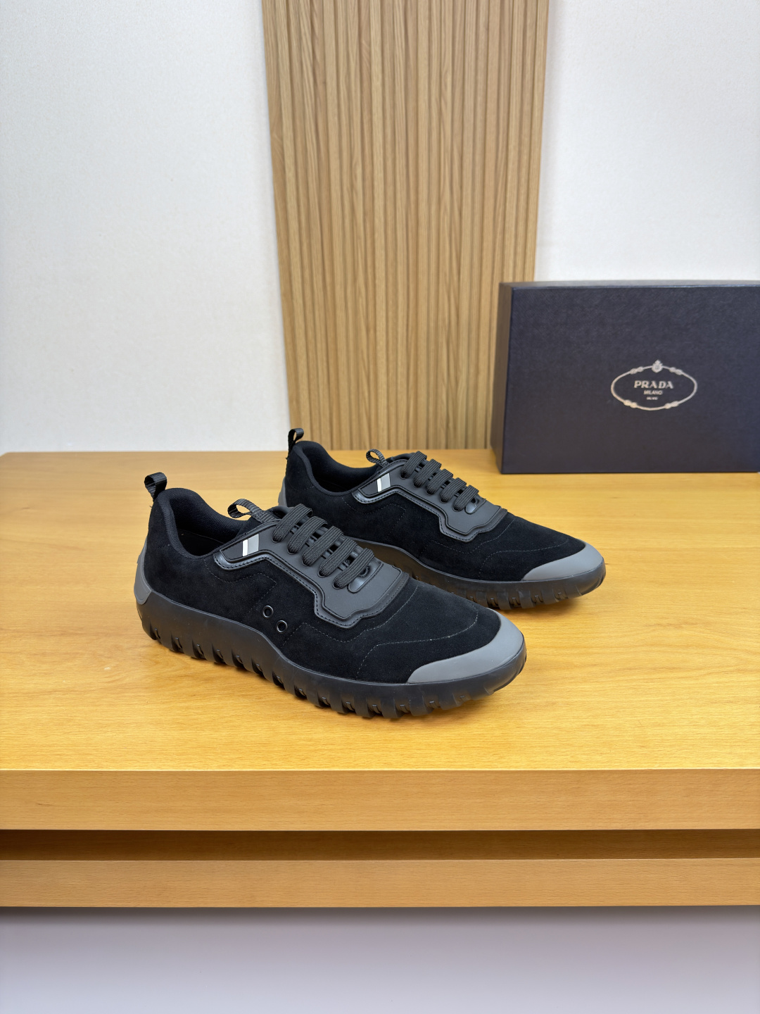 NO:575166,[PRADA] Prada - high-end quality original order casual sports shoes - high mercerized suede calfskin upper, brand logo plastic module sewn on the ear, tongue, heel, brand webbing - brand canvas lining, foot pad; water-dyed cowhide - outsole ultra-light TPR rubber; molded outsole - ultra-high quality control, fine workmanship, highlighting (high-end, luxury, grade) -Size  39-44 (38,45, can be customized)·H0039,,prada,prada,sneakers,cowhide19860909【PRADA】普拉达 -高端品质 原单·休闲运动鞋 -鞋面高丝光反绒小牛皮、鞋耳车缝品牌logo塑胶模块、鞋舌.后跟.品牌织带 -内里品牌帆布,垫脚；水染牛皮 -大底超轻TPR·橡胶；成型大底 -超高品控·做工精细,凸显(高端·贵气·档次) -Size 39-44（38,45,可订做)·H0039,,prada,prada,sneakers,cowhide,Men's shoes