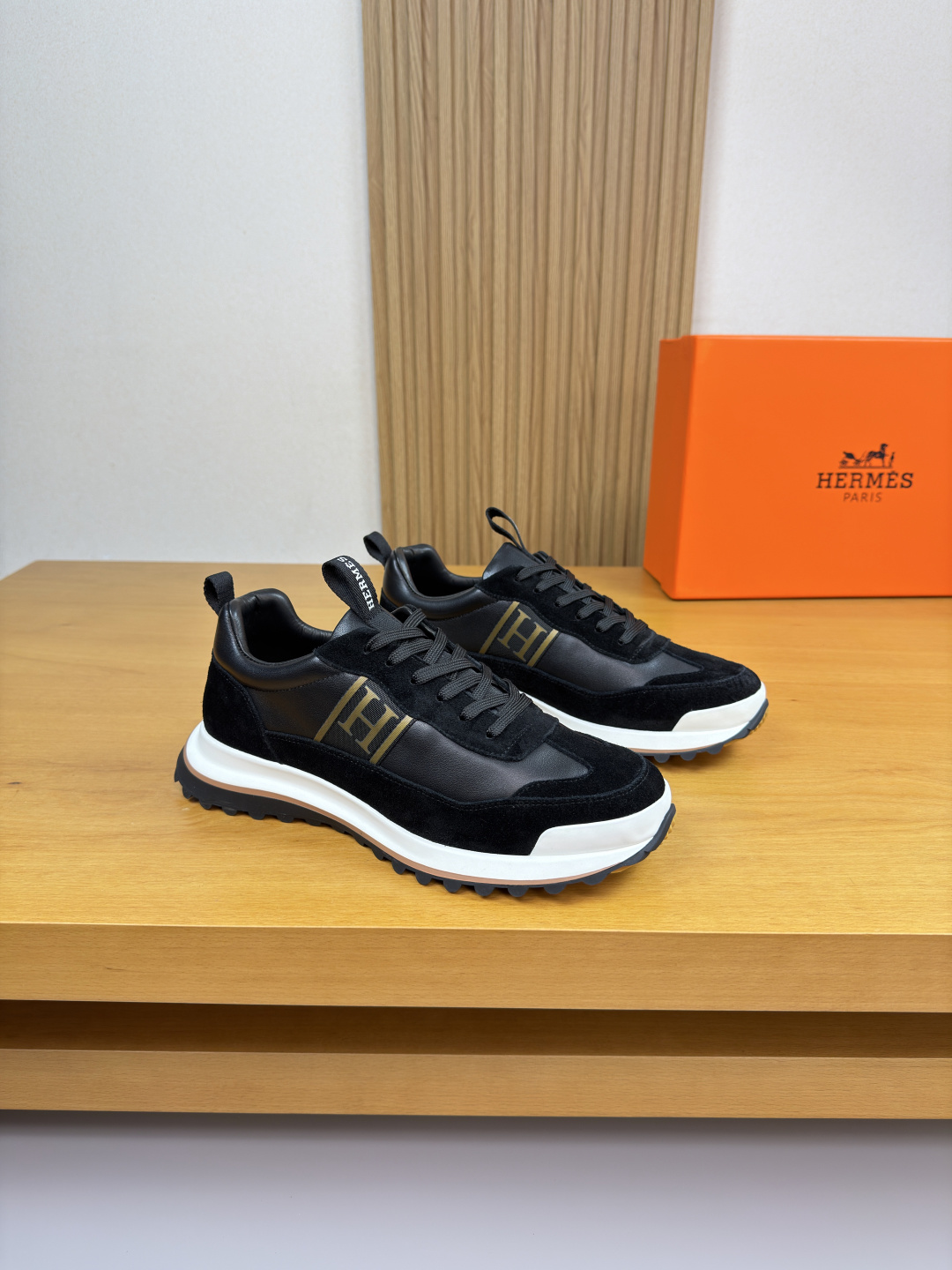 NO:575173,[HERMES] Hermès - high-end quality original casual sports shoes - upper Nappa calfskin, suede calfskin, body sewing brand H totem webbing, tongue, heel, brand logo webbing - lining water-dyed cowhide - outsole ultra-light TPR rubber; two-color molded outsole - ultra-high quality control, fine workmanship highlighted (high-end, luxury, grade) -Size  39-44 (38,45, can be customized)·H0118,,hermes,hermes,sneakers,cowhide19860909【 HERMES】爱马仕 -高端品质 原单·休闲运动鞋 -鞋面纳帕小牛皮、反绒小牛皮、鞋身车缝品牌H图腾织带、鞋舌.后跟.品牌logo织带 -内里水染牛皮 -大底超轻TPR·橡胶；双色成型大底 -超高品控·做工精细凸显(高端·贵气·档次) -Size 39-44（38,45,可订做)·H0118,,hermes,hermes,sneakers,cowhide,Men's shoes