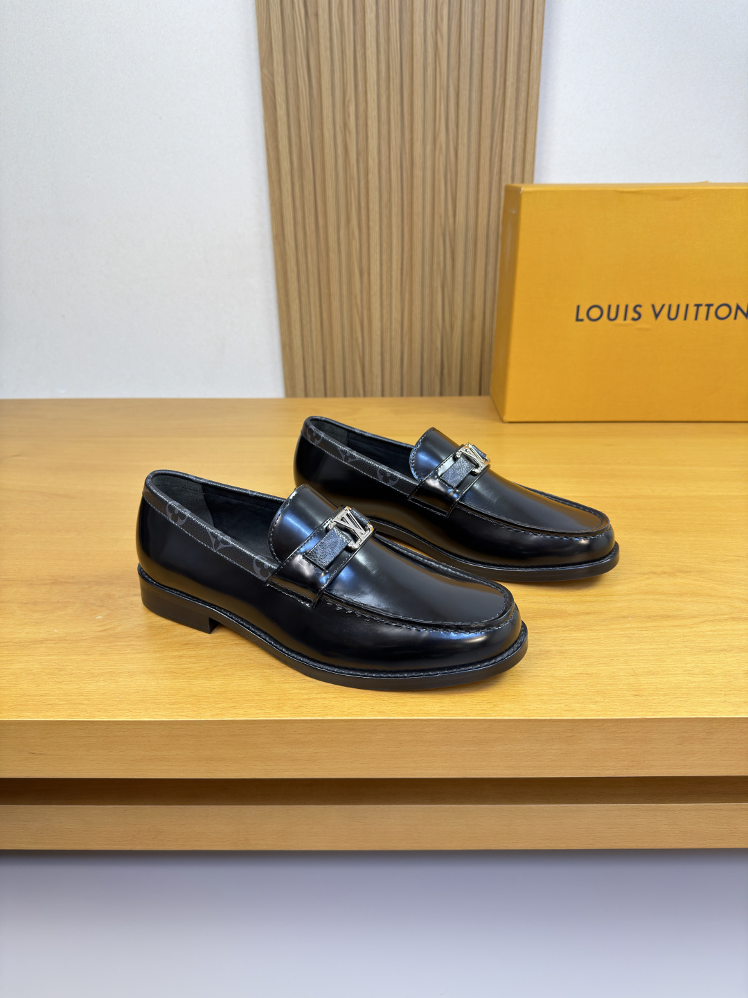 NO:579519,[Louis Vuitton] Louis Vuitton - high-end quality, original, formal leather shoes - imported open-edge beaded calf leather, brand totem PVC leather, hand-stitched mark thread on shoe tabs, brand metal fastener cross-arm decoration - water-dyed cowhide inside - ultra-light leather outsole, TR rubber, combined molded leather outsole - ultra-high quality control, fine workmanship highlighted (high-end, luxury, grade) -Size  38-44 (45.46. Can be customized)·0185,,louis vuitton,louis vuitton,cowhide,Leather soles19860909【 Louis Vuitton】路易威登 -高端品质·原单·正装皮鞋 -鞋面进口开边珠小牛皮、品牌图腾PVC皮料、鞋丹手工串缝马克线、品牌金属扣件横担装饰 -内里水染牛皮 -大底超轻真皮·TR橡胶·组合成型真皮大底 -超高品控·做工精细凸显(高端·贵气·档次) -Size 38-44（45.46.可订做)·0185,,louis vuitton,louis vuitton,cowhide,Leather soles,Men's shoes