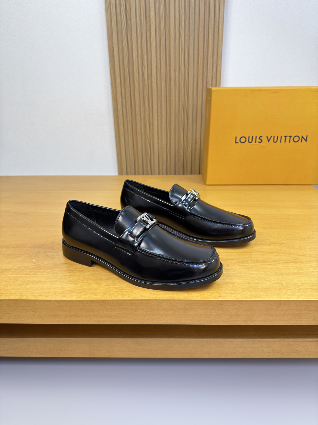 NO:579523,[Louis Vuitton] Louis Vuitton - high-end quality, original, formal leather shoes - imported open-edge beaded calf leather, hand-stitched mark thread on shoe tabs, brand metal fastener cross-arm decoration - water-dyed cowhide inside - ultra-light leather outsole, TR rubber, combined molded leather outsole - ultra-high quality control, fine workmanship highlighted (high-end, luxury, grade) -Size  38-44 (45.46. Can be customized)·0185,,louis vuitton,louis vuitton,cowhide,Leather soles19860909【 Louis Vuitton】路易威登 -高端品质·原单·正装皮鞋 -鞋面进口开边珠小牛皮、鞋丹手工串缝马克线、品牌金属扣件横担装饰 -内里水染牛皮 -大底超轻真皮·TR橡胶·组合成型真皮大底 -超高品控·做工精细凸显(高端·贵气·档次) -Size 38-44（45.46.可订做)·0185,,louis vuitton,louis vuitton,cowhide,Leather soles,Men's shoes