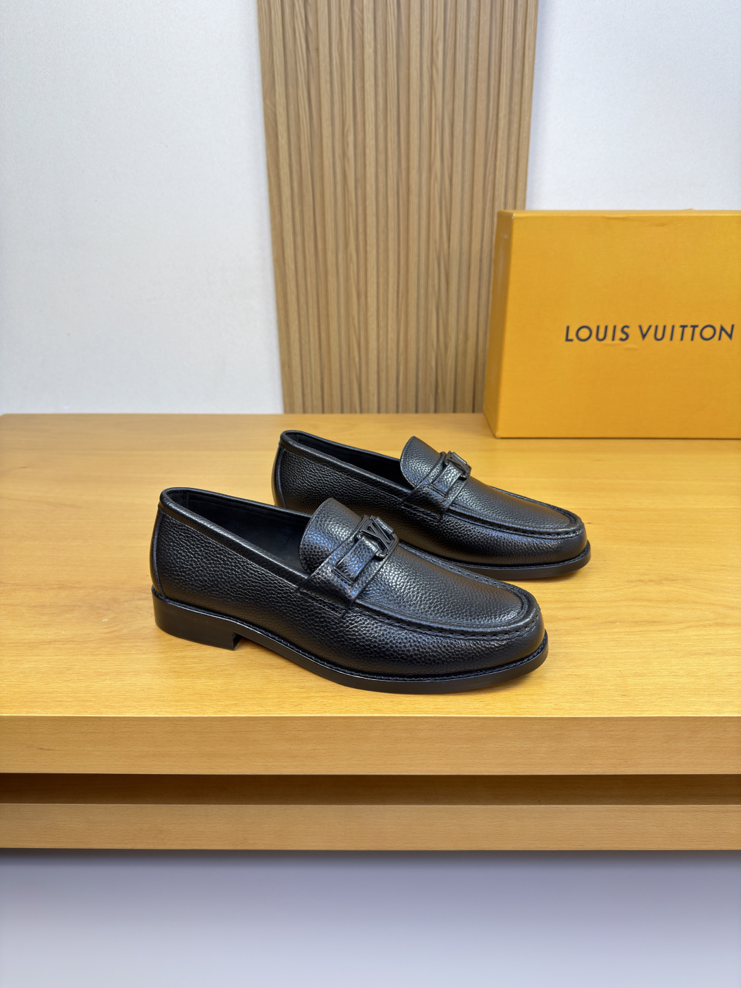 NO:579528,[Louis Vuitton] Louis Vuitton - High-end quality, original, formal leather shoes - Imported pebbled calfskin uppers, hand-stitched mark thread on the soles, branded metal fastener cross-arm decoration - Water-dyed cowhide lining - Ultra-light leather outsole, TR rubber, combined molded leather outsole - Ultra-high quality control, fine workmanship highlighted (high-end, luxury, grade) -Size  38-44 (45.46. Can be customized)·0185,,louis vuitton,louis vuitton,cowhide,Leather soles19860909【 Louis Vuitton】路易威登 -高端品质·原单·正装皮鞋 -鞋面进口荔纹小牛皮、鞋丹手工串缝马克线、品牌金属扣件横担装饰 -内里水染牛皮 -大底超轻真皮·TR橡胶·组合成型真皮大底 -超高品控·做工精细凸显(高端·贵气·档次) -Size 38-44（45.46.可订做)·0185,,louis vuitton,louis vuitton,cowhide,Leather soles,Men's shoes