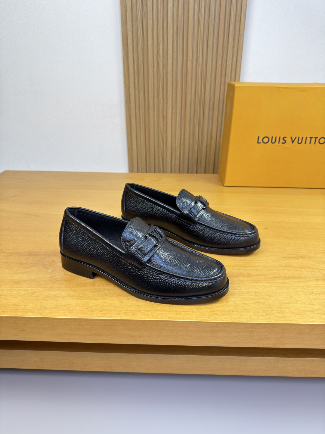 NO:579534,[Louis Vuitton] Louis Vuitton - high-end quality, original, formal leather shoes - imported pebbled calfskin on the upper, air-pressured brand totem on the shoe. Hand-stitched mark thread, brand metal fastener cross-arm decoration - water-dyed cowhide inside - ultra-light leather outsole, TR rubber, combined molded leather outsole - ultra-high quality control, fine workmanship highlighted (high-end, luxury, grade) -Size  38-44 (45.46. Can be customized)·0185,,louis vuitton,louis vuitton,cowhide,Leather soles19860909【 Louis Vuitton】路易威登 -高端品质·原单·正装皮鞋 -鞋面进口荔纹小牛皮、鞋丹空压品牌图腾.手工串缝马克线、品牌金属扣件横担装饰 -内里水染牛皮 -大底超轻真皮·TR橡胶·组合成型真皮大底 -超高品控·做工精细凸显(高端·贵气·档次) -Size 38-44（45.46.可订做)·0185,,louis vuitton,louis vuitton,cowhide,Leather soles,Men's shoes