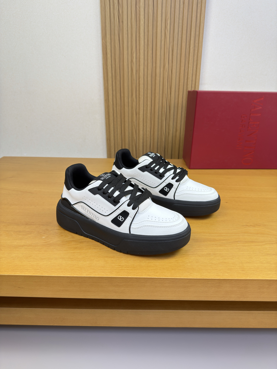 NO:579540,[VALENTION] Valentino - high-end quality original order·couple wear casual sports shoes - upper Nappa calfskin. Hand-punched craftsmanship, sewing brand plastic module, shoe body, tongue, heel. Silk-printed high-frequency brand logo - canvas lining - outsole ultra-light TPU foam; molded outsole - ultra-high quality control, fine workmanship highlighted (high-end, luxury, grade)  -Size35-44 (female 40, male 45,46, can be customized)·0932,,valentino,valentino,sneakers,cowhide19860909【VALENTION】华伦天奴 -高端品质 原单·情侣装休闲运动鞋 -鞋面纳帕小牛皮.手工打孔工艺、车缝品牌塑胶模块、鞋身.鞋舌.后跟.丝印高周波品牌Logo -内里帆布布匹 -大底超轻TPU·发泡；成型大底 -超高品控·做工精细凸显(高端·贵气·档次) -Size35-44（女40,男45,46,可订做)·0932,,valentino,valentino,sneakers,cowhide,Men's shoes