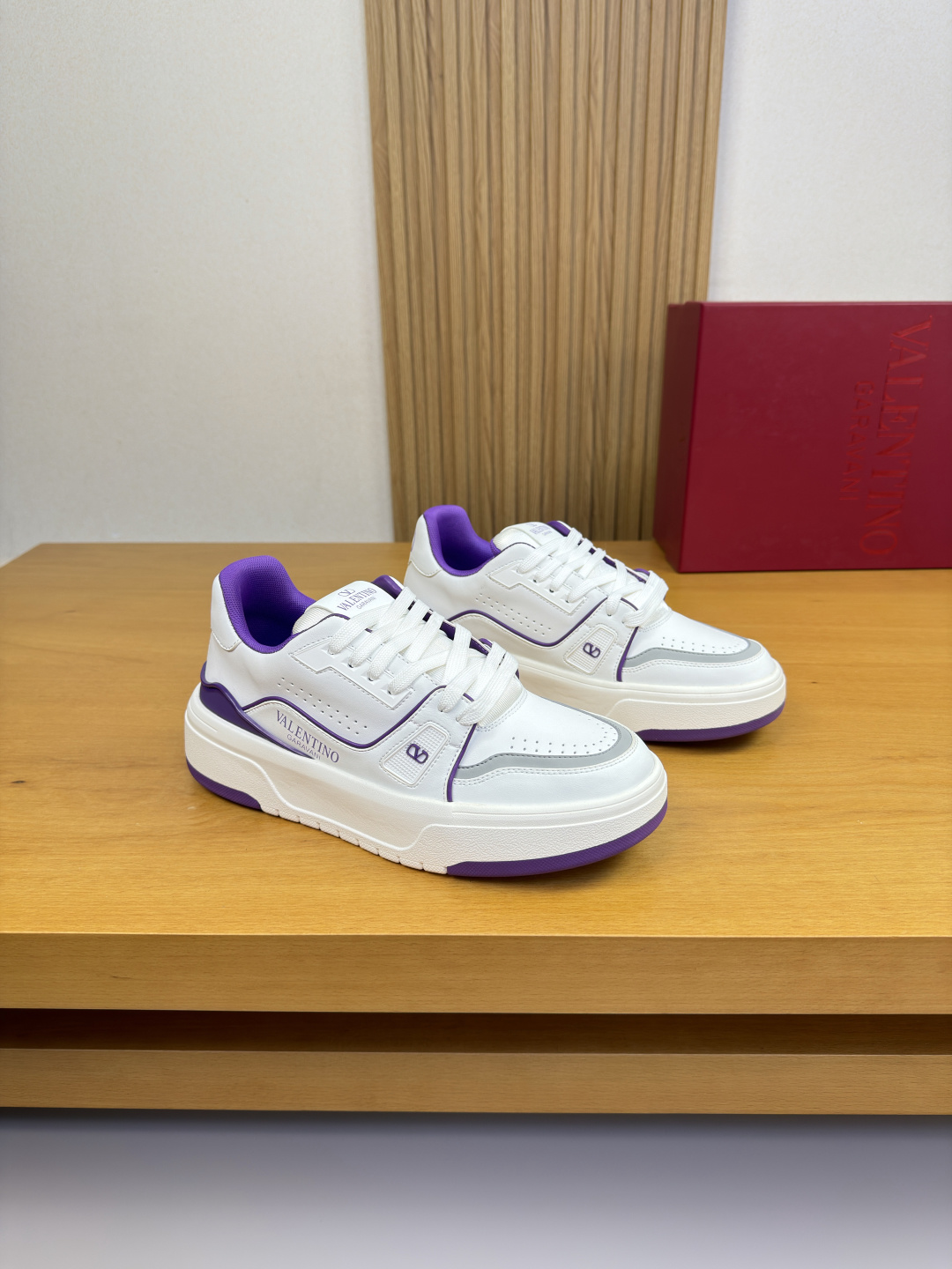 NO:579545,[VALENTION] Valentino - high-end quality original casual sports shoes for couples - upper pebbled calfskin, Napa calfskin. Hand-punched process, sewn brand plastic module, shoe body, tongue, heel. Silk-printed high-frequency brand logo - Canvas fabric lining - Outsole ultra-light TPU foam; molded outsole - Ultra-high quality control, fine workmanship highlighted (high-end, luxury, grade)  -Size35-44 (female 40, male 45,46, can be customized)·0932,,valentino,valentino,sneakers,cowhide19860909【VALENTION】华伦天奴 -高端品质 原单·情侣装休闲运动鞋 -鞋面荔纹小牛皮、纳帕小牛皮.手工打孔工艺、车缝品牌塑胶模块、鞋身.鞋舌.后跟.丝印高周波品牌Logo -内里帆布布匹 -大底超轻TPU·发泡；成型大底 -超高品控·做工精细凸显(高端·贵气·档次) -Size35-44（女40,男45,46,可订做)·0932,,valentino,valentino,sneakers,cowhide,Men's shoes