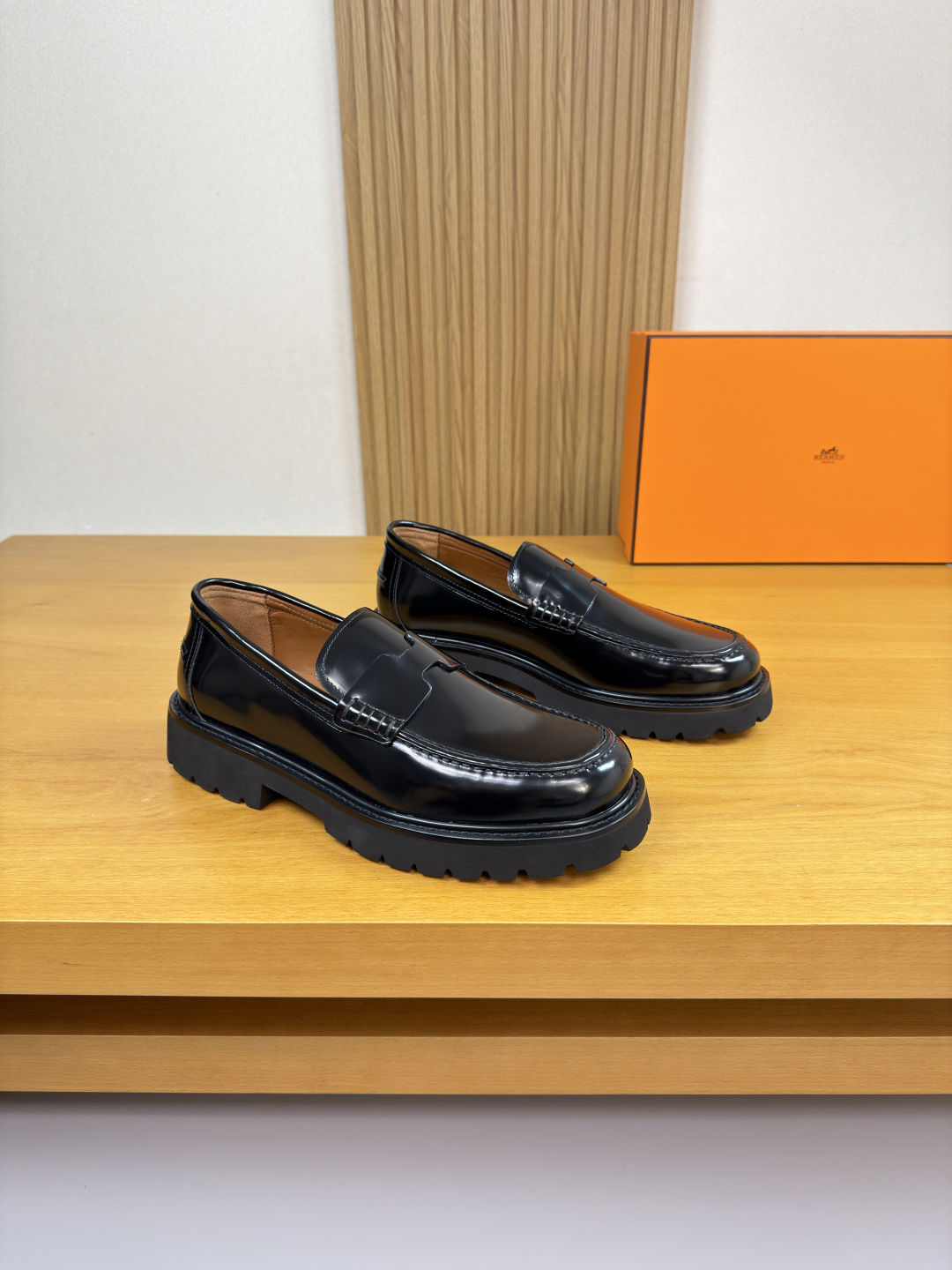 NO:588413,[HERMES] Hermès - High-end quality original order·Formal leather shoes - Open-edge beaded calfskin on the upper, hand-stitched mark thread on the shoe tabs, brand cross-arm decoration - Water-dyed cowhide on the inside - Ultra-light TPU foam rubber outsole; combined molded outsole - Super high quality control, fine workmanship highlighted (high-end, luxury, grade) -Size  39-44 (38,45, can be customized)·H0234,,hermes,hermes,cowhide19860909【 HERMES】爱马仕 -高端品质 原单·正装皮鞋 -鞋面开边珠小牛皮、鞋丹手工串缝马克线、品牌横担装饰 -内里水染牛皮 -大底超轻TPU发泡·橡胶；组合成型大底 -超高品控·做工精细凸显(高端·贵气·档次) -Size 39-44（38,45,可订做)·H0234,,hermes,hermes,cowhide,Men's shoes