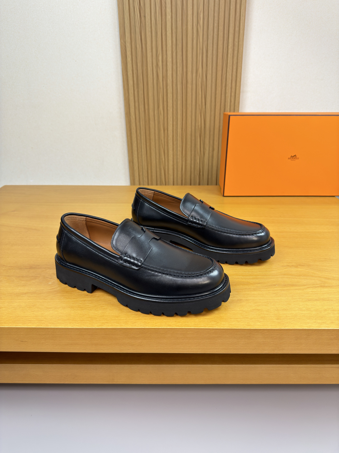 NO:588416,[HERMES] Hermès - High-end quality original order·Formal leather shoes -Nappa calfskin upper, hand-stitched mark thread on the sole, brand cross-arm decoration -Water-dyed cowhide on the inside -Ultra-light TPU foam rubber outsole; combined molded outsole -Ultra-high quality control, fine workmanship highlighted (high-end, luxury, grade) -Size  39-44 (38,45, can be customized)·H0234,,hermes,hermes,cowhide19860909【 HERMES】爱马仕 -高端品质 原单·正装皮鞋 -鞋面纳帕小牛皮、鞋丹手工串缝马克线、品牌横担装饰 -内里水染牛皮 -大底超轻TPU发泡·橡胶；组合成型大底 -超高品控·做工精细凸显(高端·贵气·档次) -Size 39-44（38,45,可订做)·H0234,,hermes,hermes,cowhide,Men's shoes