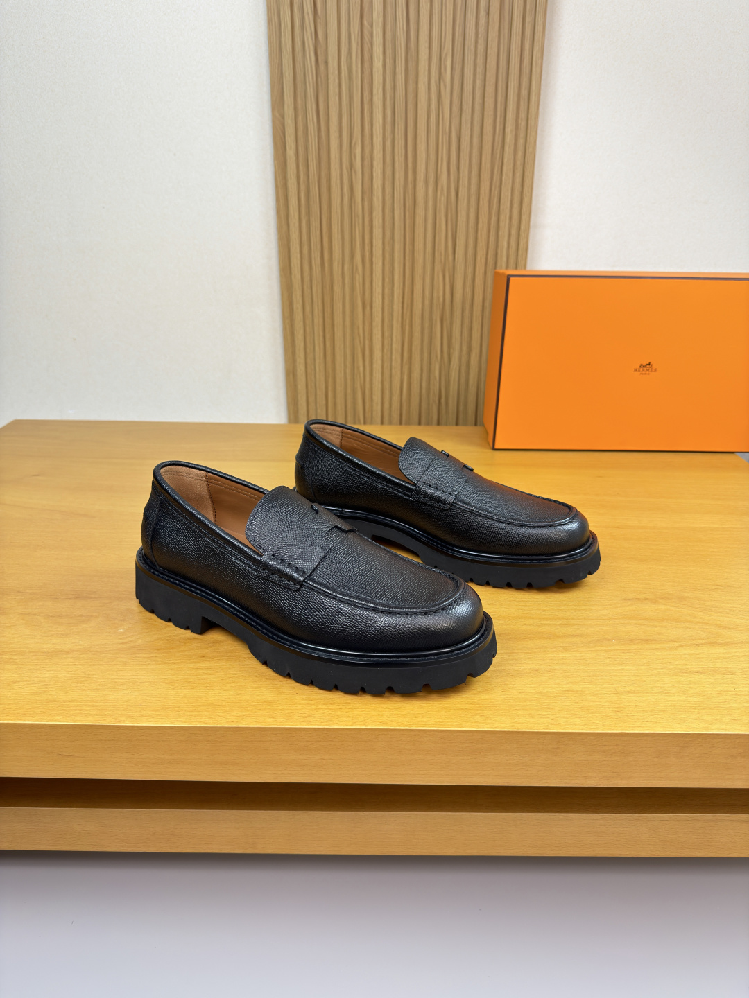 NO:588418,[HERMES] Hermès - High-end quality original order·Formal leather shoes -Upper palm-printed calfskin, hand-stitched mark thread on shoe tabs, brand cross-arm decoration -Water dyed cowhide on the inside -Outsole ultra-light TPU foam rubber; combined molded outsole -Ultra-high quality control, fine workmanship highlighted (high-end, luxury, grade) -Size  39-44 (38,45, can be customized)·H0234,,hermes,hermes,cowhide19860909【 HERMES】爱马仕 -高端品质 原单·正装皮鞋 -鞋面手掌纹小牛皮、鞋丹手工串缝马克线、品牌横担装饰 -内里水染牛皮 -大底超轻TPU发泡·橡胶；组合成型大底 -超高品控·做工精细凸显(高端·贵气·档次) -Size 39-44（38,45,可订做)·H0234,,hermes,hermes,cowhide,Men's shoes