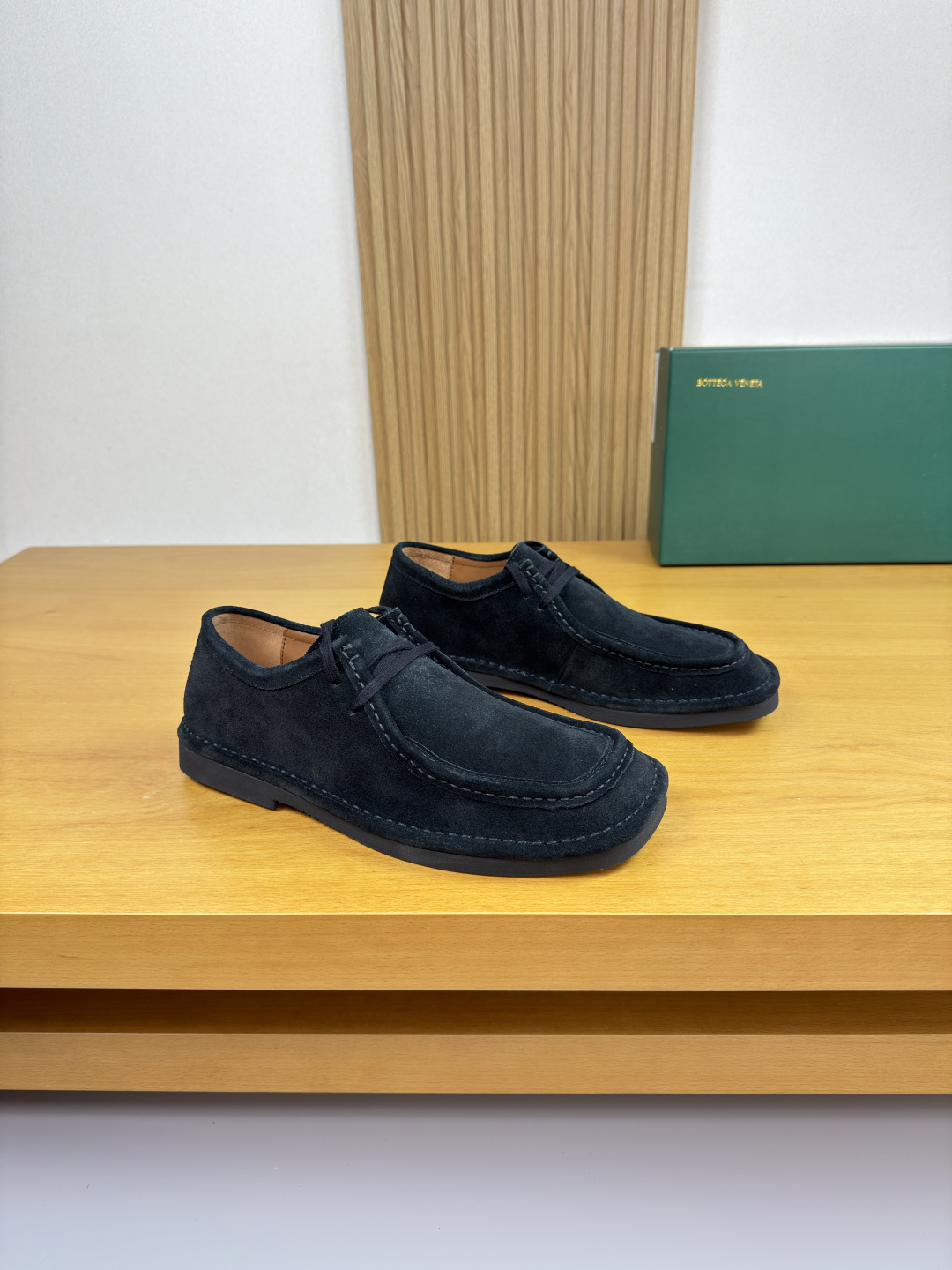 NO:588406,[BOTTEGA VENETA] Bottega Veneta - high-end quality original purchase, formal suede leather shoes - upper imported suede calfskin, shoe tabs, foot binding, hand-stitched mark thread, Goodyear technology - water-dyed cowhide lining - ultra-light TPR rubber outsole; molded outsole - ultra-high quality control, fine workmanship highlighted (high-end, luxury, grade) -Size  39-44 (38,45, can be customized)·B0234,,bottega veneta,cowhide19860909【 BOTTEGA VENETA】宝缇嘉 -高端品质 原单·正装反绒皮鞋 -鞋面进口反绒小牛皮、鞋丹.绑脚处.手工串缝马克线、固特异工艺 -内里水染牛皮 -大底超轻TPR橡胶；成型大底 -超高品控·做工精细凸显(高端·贵气·档次) -Size 39-44（38,45,可订做)·B0234,,bottega veneta,cowhide,Men's shoes