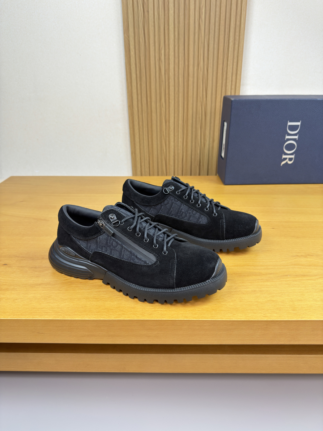 NO:588423,[Dior] Dior - High-end quality original casual sports shoes - Original suede calfskin upper, brand totem cloth, brand zippers - Water-dyed cowhide lining, feet; brand canvas - Ultra-light TPU foam rubber outsole; Molded outsole - Ultra-high quality control, fine workmanship highlighted (high-end, luxury, grade) -Size  39-44 (38,45, can be customized)·D0126,,dior,dior,sneakers,cowhide19860909【 Dior】迪奥  -高端品质 原单·休闲运动鞋 -鞋面原版反绒小牛皮、品牌图腾布匹、品牌拉链 -内里水染牛皮,垫脚；品牌帆布 -大底超轻TPU发泡·橡胶；成型大底 -超高品控·做工精细凸显(高端·贵气·档次) -Size 39-44（38,45,可订做)·D0126,,dior,dior,sneakers,cowhide,Men's shoes
