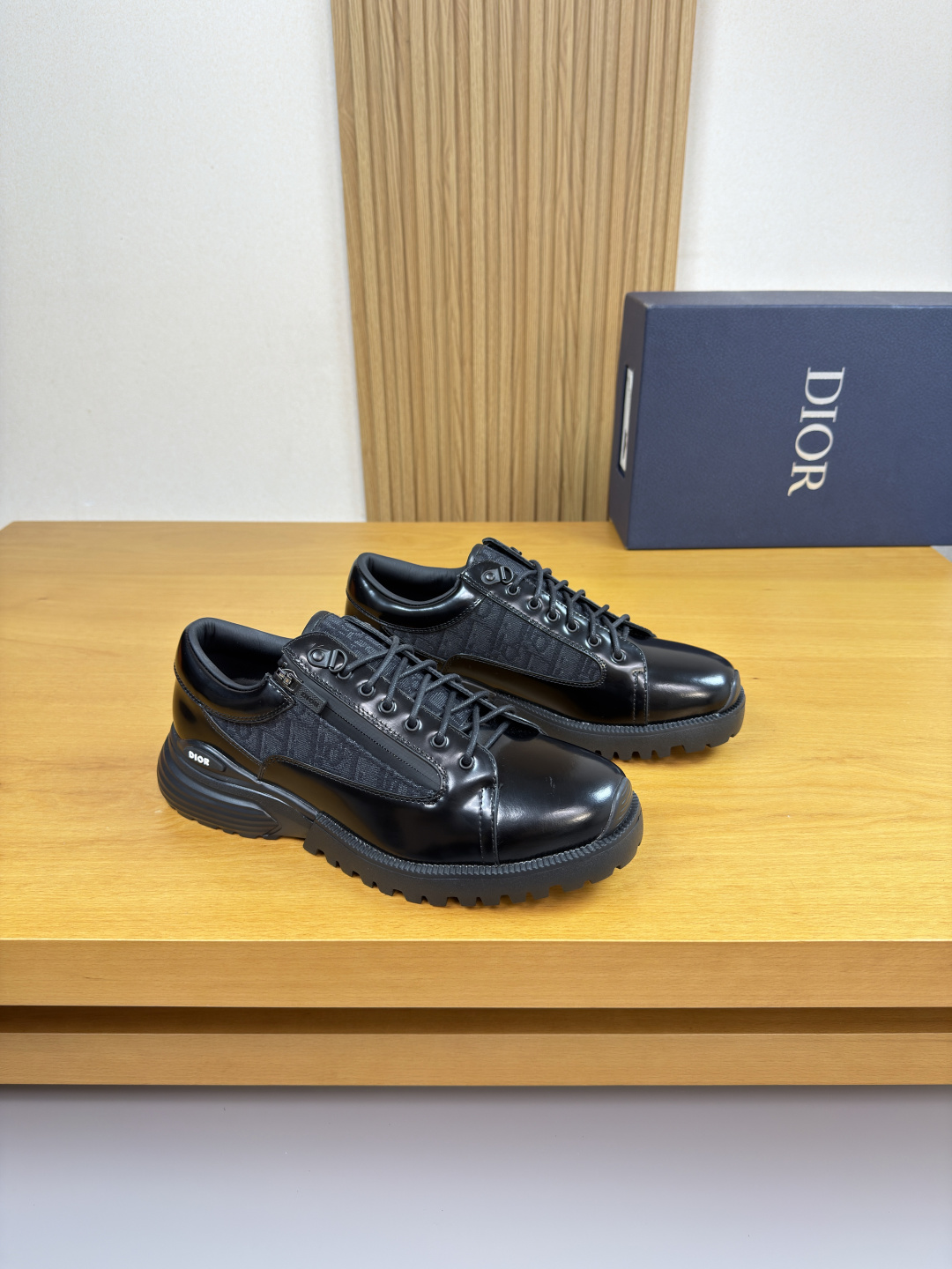 NO:588428,[Dior] Dior - high-end quality original casual sports shoes - original open-edge beaded calfskin upper, brand totem cloth, brand zipper - water-dyed cowhide lining, feet; brand canvas - outsole ultra-light TPU foam rubber; molded outsole - ultra-high quality control, fine workmanship highlighted (high-end, luxury, grade) -Size  39-44 (38,45, can be customized)·D0126,,dior,dior,sneakers,cowhide19860909【 Dior】迪奥  -高端品质 原单·休闲运动鞋 -鞋面原版开边珠小牛皮、品牌图腾布匹、品牌拉链 -内里水染牛皮,垫脚；品牌帆布 -大底超轻TPU发泡·橡胶；成型大底 -超高品控·做工精细凸显(高端·贵气·档次) -Size 39-44（38,45,可订做)·D0126,,dior,dior,sneakers,cowhide,Men's shoes