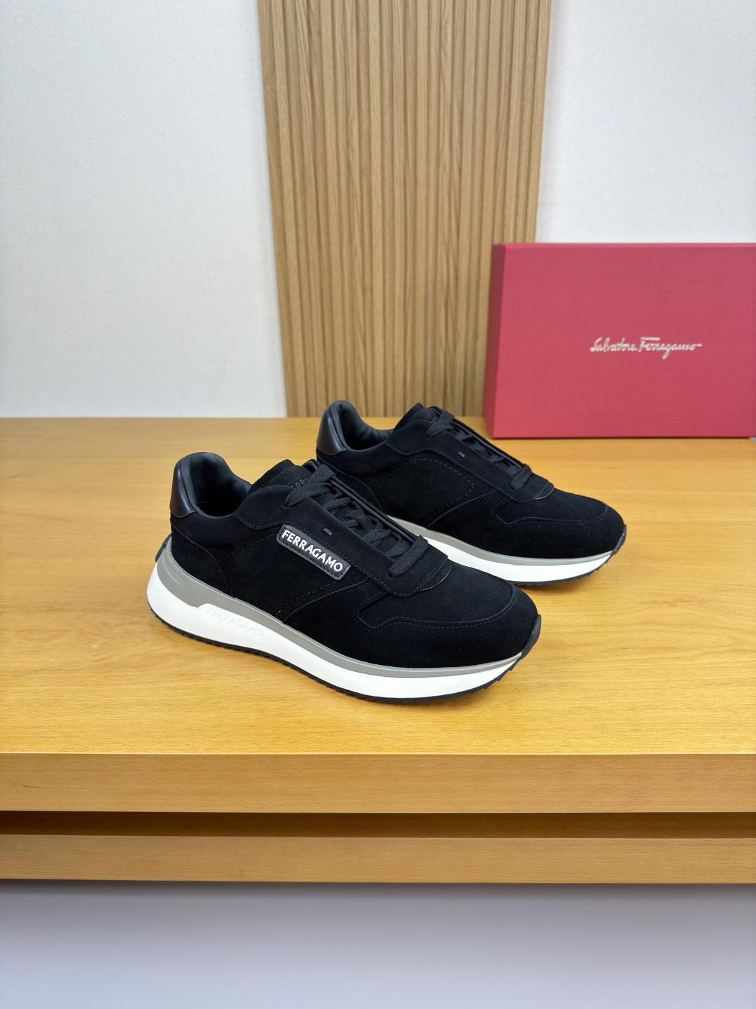 NO:588756,[Ferragamo] Ferragamo - High-end quality original casual sports shoes - Upper Nappa calfskin, suede calfskin, shoe body. Injection molded brand logo, tongue. Air-pressure brand logo - Water-dyed cowhide lining - Outsole ultra-light TPU foam rubber; molded outsole - Ultra-high quality control, fine workmanship highlighted (high-end, luxury, grade) -Size  39-45 (38,46, can be customized)·FR0126,,ferragamo,ferragamo,sneakers,cowhide19860909【 Ferragamo】菲拉格慕 -高端品质 原单·休闲运动鞋 -鞋面纳帕小牛皮、反绒小牛皮、鞋身.注塑品牌logo、鞋舌.空压品牌logo -内里水染牛皮 -大底超轻TPU发泡·橡胶; 成型大底 -超高品控·做工精细凸显(高端·贵气·档次) -Size 39-45（38,46,可订做)·FR0126,,ferragamo,ferragamo,sneakers,cowhide,Men's shoes