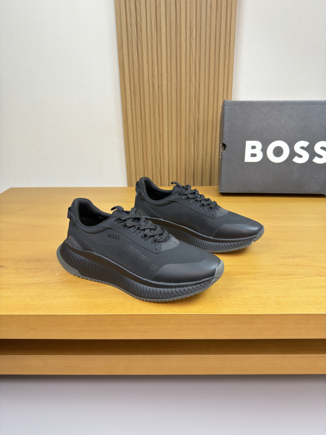 NO:588774,[BOSS] BOSS - High-end quality original casual sports shoes - Nappa calfskin upper, brand fly-woven (knitted) cloth, tongue, heel, brand logo webbing, shoe body. Heat transfer printing process - Canvas cloth lining - Ultra-light TPU foam rubber outsole; two-color molded outsole - Ultra-high quality control, fine workmanship highlighted (high-end, luxury, grade) -Size  39-44 (38, 45, 46, can be customized)·0310,,sneakers,cowhide19860909【BOSS】博思 -高端品质 原单·休闲运动鞋 -鞋面纳帕小牛皮、品牌飞织（针织）布匹、鞋舌.后跟.品牌logo织带、鞋身.热转印工艺 -内里帆布布匹 -大底超轻TPU发泡·橡胶；双色成型大底 -超高品控·做工精细凸显(高端·贵气·档次) -Size 39-44（38,45,46,可订做)·0310,,sneakers,cowhide,Men's shoes