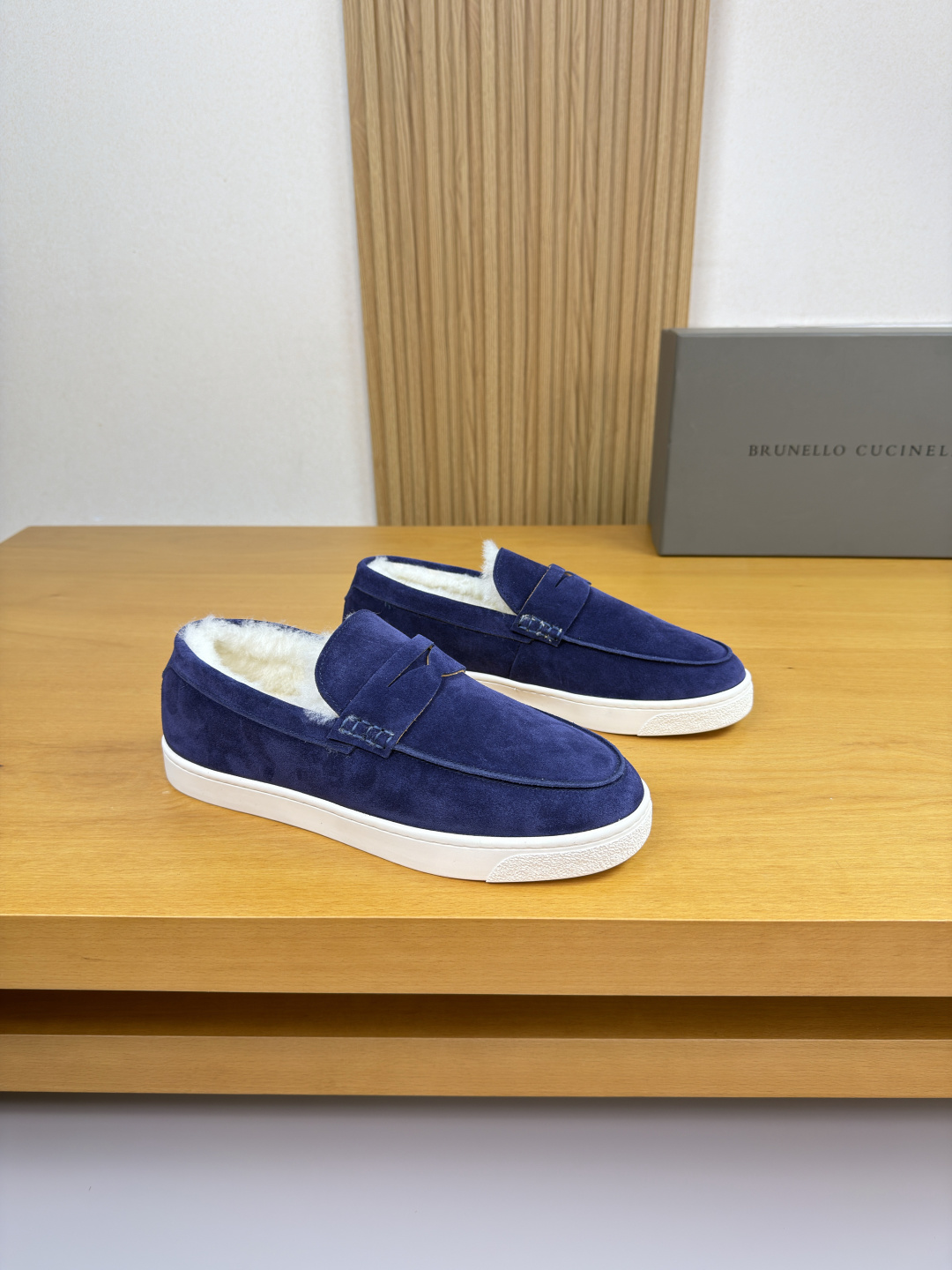 NO:588789,[Brunello Cucinelli] Brunello Cucinelli - High-end quality original single Maoli casual sneakers - Imported suede calfskin upper, stitching on the outside of the shoe, brand cross arm decoration, heel. Silk screen brand totem - Australian wool lining - Ultra-light TPR rubber outsole; molded outsole - Ultra-high quality control, fine workmanship highlighted (high-end, luxury, grade) -Size  39-44 (38,45, can be customized)·BC0186,, brunello cucinelli,cowhide19860909【 Brunello Cucinelli】布鲁内洛·库奇内利 -高端品质 原单·毛里休闲板鞋 -鞋面进口反绒小牛皮、鞋丹外合车缝线、品牌横担装饰、后跟.丝印品牌图腾 -内里澳洲羊毛 -大底超轻TPR橡胶；成型大底 -超高品控·做工精细凸显(高端·贵气·档次) -Size 39-44（38,45,可订做)·BC0186,,brunello cucinelli,cowhide,Men's shoes