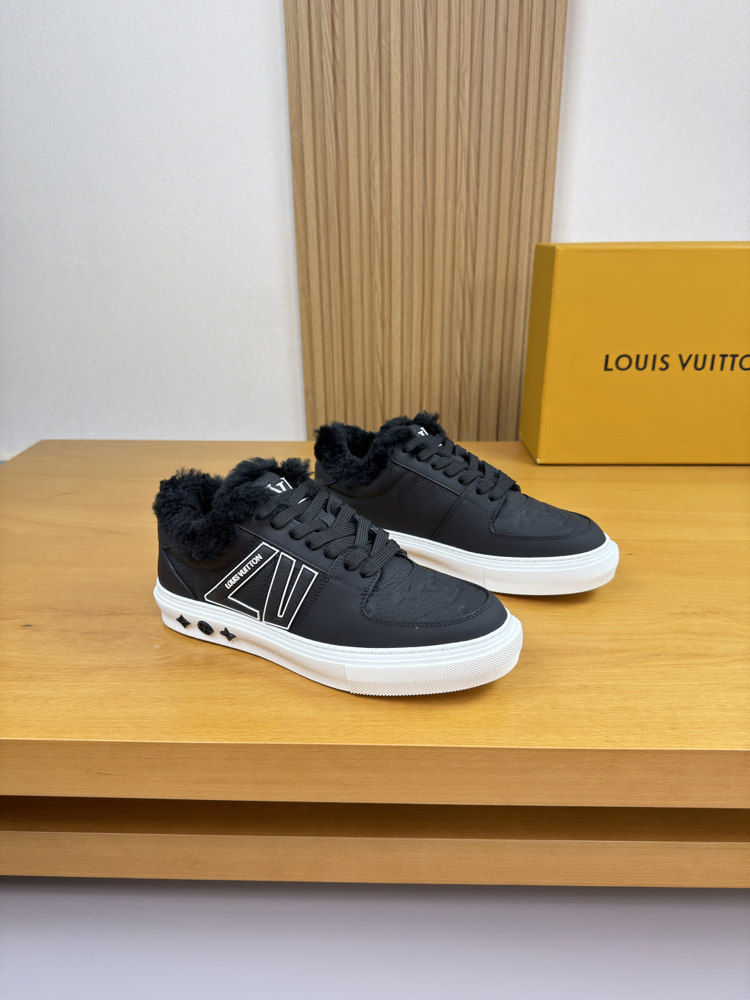 NO:588798,[Louis Vuitton] Louis Vuitton - high-end quality original single Maoli casual sports sneakers - upper pebbled calfskin, nappa calfskin, tongue, shoe body, sewn brand plastic logo, heel screen-printed brand LOGO - Australian wool lining - outsole ultra-light TPR rubber; two-color molded outsole - ultra-high quality control, fine workmanship (high-end, luxury, grade) -Size  39-44 (38,45, can be customized)·L0111,,louis vuitton,louis vuitton,cowhide19860909【Louis Vuitton】路易威登 -高端品质 原单·毛里休闲运动板鞋 -鞋面荔纹小牛皮、纳帕小牛皮、鞋舌.鞋身.车缝品牌塑胶logo标识、后跟丝印品牌LOGO -内里澳洲羊毛 -大底超轻TPR橡胶；双色成型大底 -超高品控·做工精细凸显(高端·贵气·档次) -Size 39-44（38,45,可订做)·L0111,,louis vuitton,louis vuitton,cowhide,Men's shoes