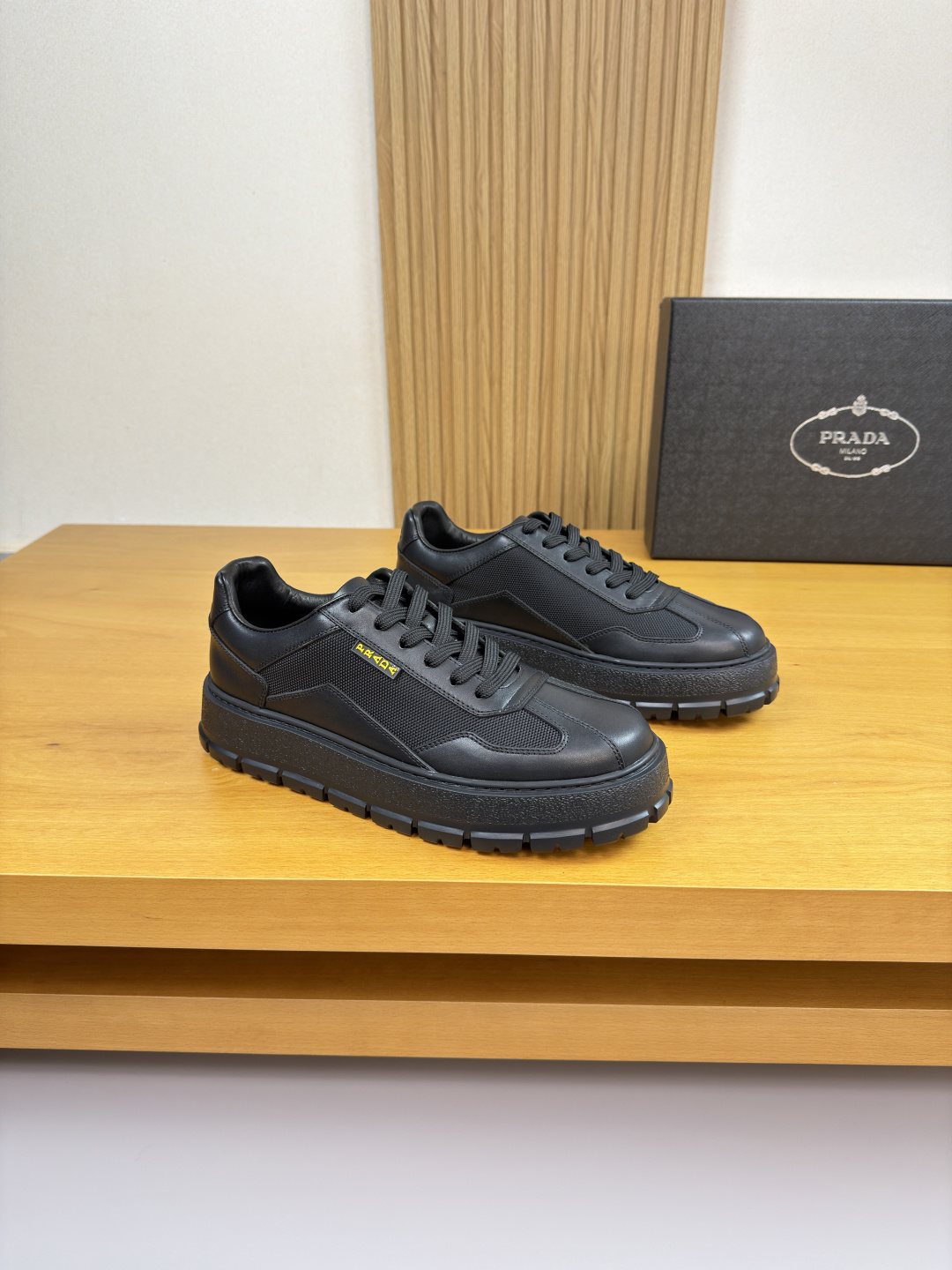 NO:589114,[PRADA] Prada - high-end quality original order casual sports shoes - imported nappa calfskin upper, brand high mercerized canvas, brand plastic logo sewn on the shoe body, tongue, heel, air pressure brand logo - water-dyed cowhide inside - ultra-light TPU foam outsole; molded outsole - ultra-high quality control, fine workmanship highlighted (high-end, luxury, grade) -Size  38-44 (45, can be customized)·PRD0157,,prada,prada,sneakers,cowhide19860909【PRADA】普拉达 -高端品质 原单·休闲运动鞋 -鞋面进口纳帕小牛皮、品牌高丝光帆布、鞋身车缝品牌塑胶logo、鞋舌.后跟.空压品牌logo -内里水染牛皮 -大底超轻TPU发泡；成型大底 -超高品控·做工精细凸显(高端·贵气·档次) -Size 38-44（45,可订做)·PRD0157,,prada,prada,sneakers,cowhide,Men's shoes