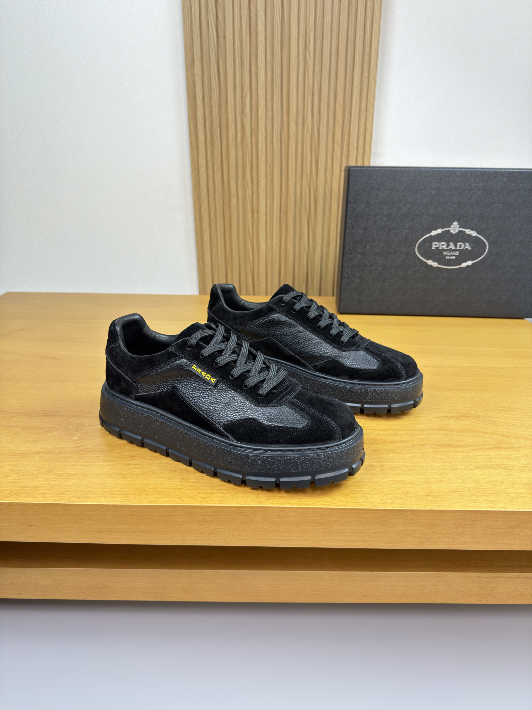 NO:589091,[PRADA] Prada - high-end quality original order casual sports shoes - imported pebbled calf leather on the upper, high mercerized suede calf leather, brand plastic logo sewn on the shoe body, tongue, heel, air pressure brand logo - water-dyed cow leather lining - ultra-light TPU foam outsole; molded outsole - ultra-high quality control, fine workmanship highlighted (high-end, luxury, grade) -Size  38-44 (45, can be customized)·PRD0157,,prada,prada,sneakers,cowhide19860909【PRADA】普拉达 -高端品质 原单·休闲运动鞋 -鞋面进口荔纹小牛皮、高丝光反绒小牛皮、鞋身车缝品牌塑胶logo、鞋舌.后跟.空压品牌logo -内里水染牛皮 -大底超轻TPU发泡；成型大底 -超高品控·做工精细凸显(高端·贵气·档次) -Size 38-44（45,可订做)·PRD0157,,prada,prada,sneakers,cowhide,Men's shoes