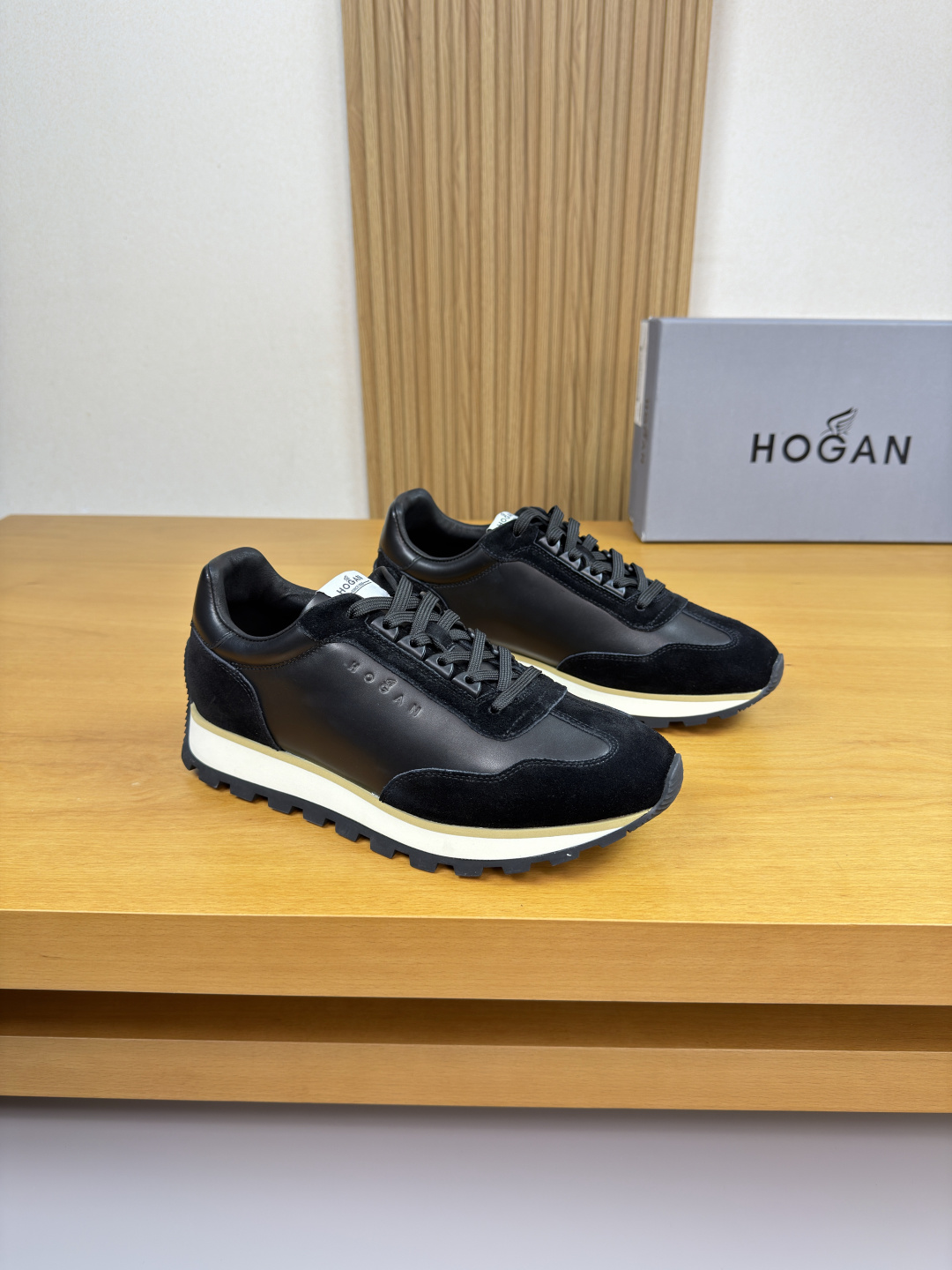NO:589095,[HOGAN] Hogan - high-end quality original casual sports shoes - upper imported nappa calfskin, high mercerized suede calfskin, shoe body, heel, air pressure brand logo, tongue sewn brand cloth label - lining water-dyed cowhide - outsole ultra-light wear-resistant velvet rubber; two-color combined molding outsole - ultra-high quality control, fine workmanship. Prominent (high-end, luxury, grade) -Size  38-44 (45, can be customized)·HG0157,,hogan,sneakers,cowhide19860909【HOGAN】霍根 -高端品质 原单·休闲运动鞋 -鞋面进口纳帕小牛皮、高丝光反绒小牛皮、鞋身.后跟.空压品牌logo、鞋舌车缝品牌布标 -内里水染牛皮 -大底超轻耐磨绒·橡胶; 双色组合成型大底 -超高品控·做工精细.凸显(高端·贵气·档次) -Size 38-44（45,可订做)·HG0157,,hogan,sneakers,cowhide,Men's shoes