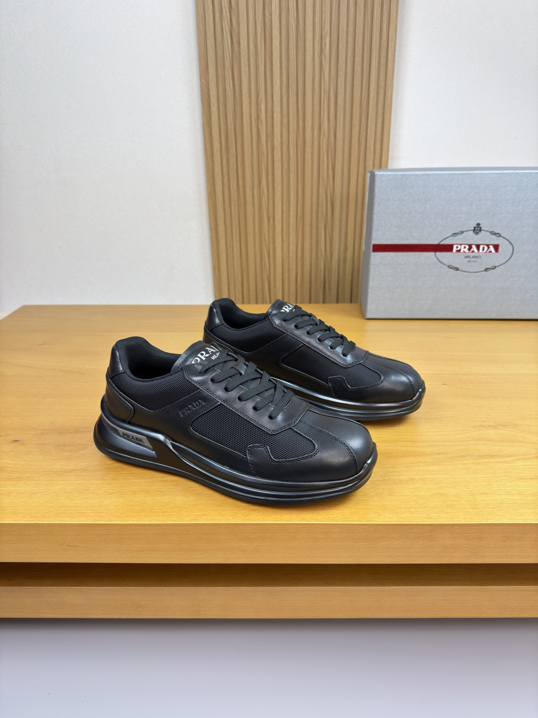 NO:589472,[PRADA] Prada - high-end quality original casual sports shoes - upper Nappa calfskin, brand canvas fabric, shoe body air pressure brand logo, tongue, heel, silk screen high frequency brand logo - lining brand canvas, feet; water-dyed cowhide - outsole ultra-light TPU foam rubber; two-color molded outsole - ultra-high quality control, fine workmanship highlighted (high-end, luxury, grade) -Size  38-44 (45, can be customized)·PR1540,,prada,prada,sneakers,cowhide19860909【 PRADA】普拉达  -高端品质 原单·休闲运动鞋 -鞋面纳帕小牛皮、品牌帆布布匹、鞋身空压品牌logo、鞋舌.后跟.丝印高周波品牌logo -内里品牌帆布,垫脚；水染牛皮 -大底超轻TPU发泡·橡胶; 双色成型大底 -超高品控·做工精细凸显(高端·贵气·档次) -Size 38-44（45,可订做)·PR1540,,prada,prada,sneakers,cowhide,Men's shoes